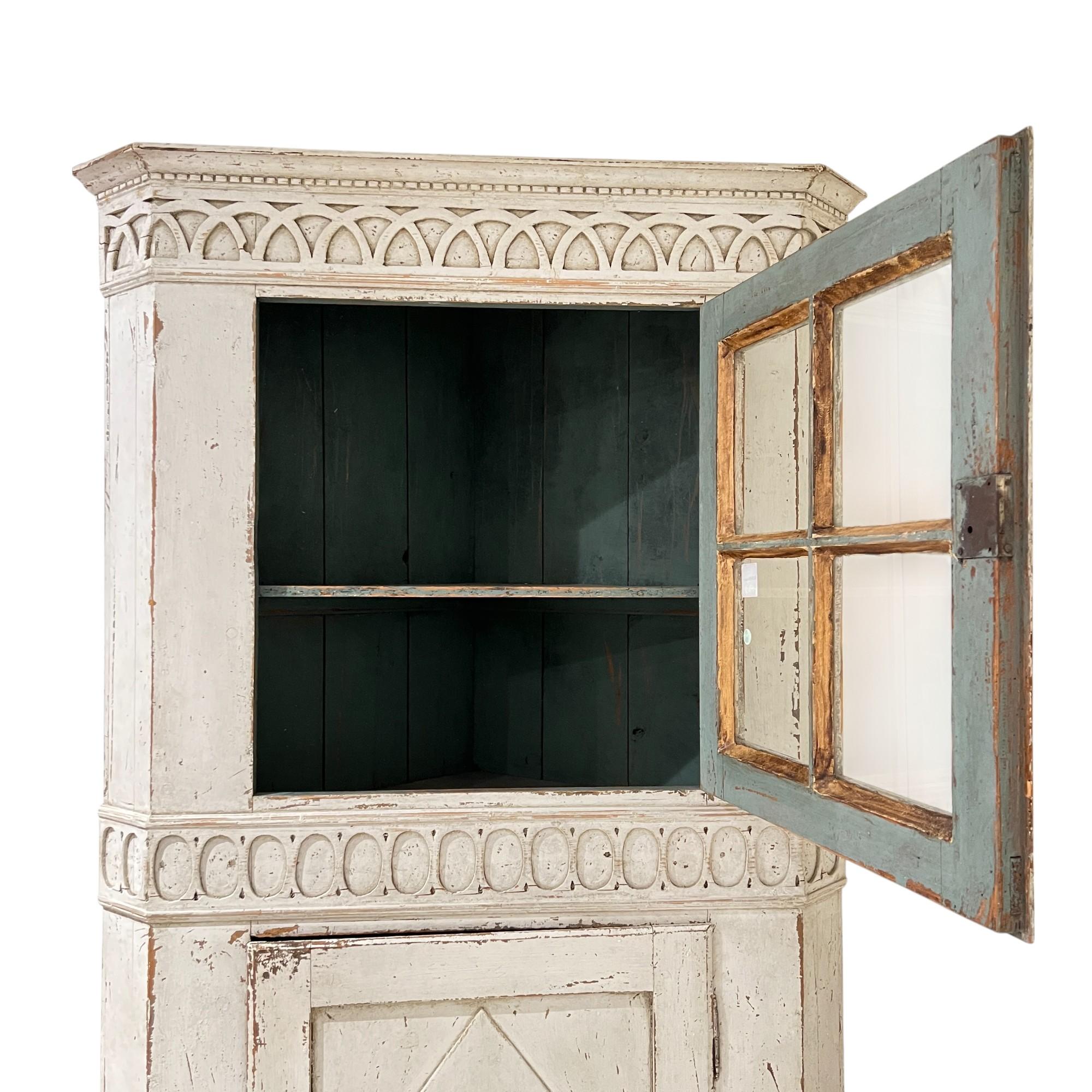 Schwedischer Gustavianischer Eck-Antikschrank des 18. (18. Jahrhundert und früher) im Angebot