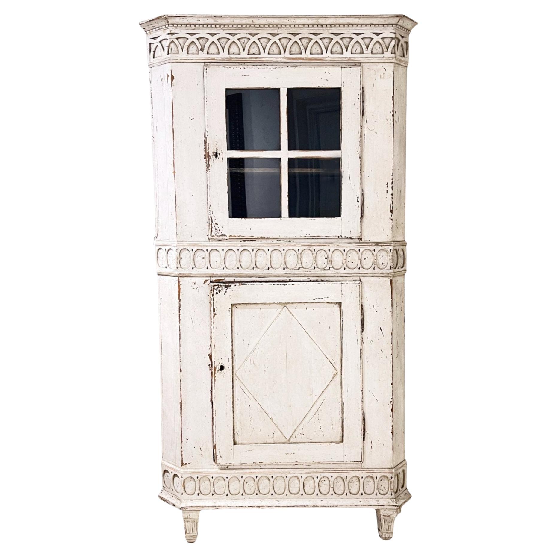 Schwedischer Gustavianischer Eck-Antikschrank des 18. im Angebot