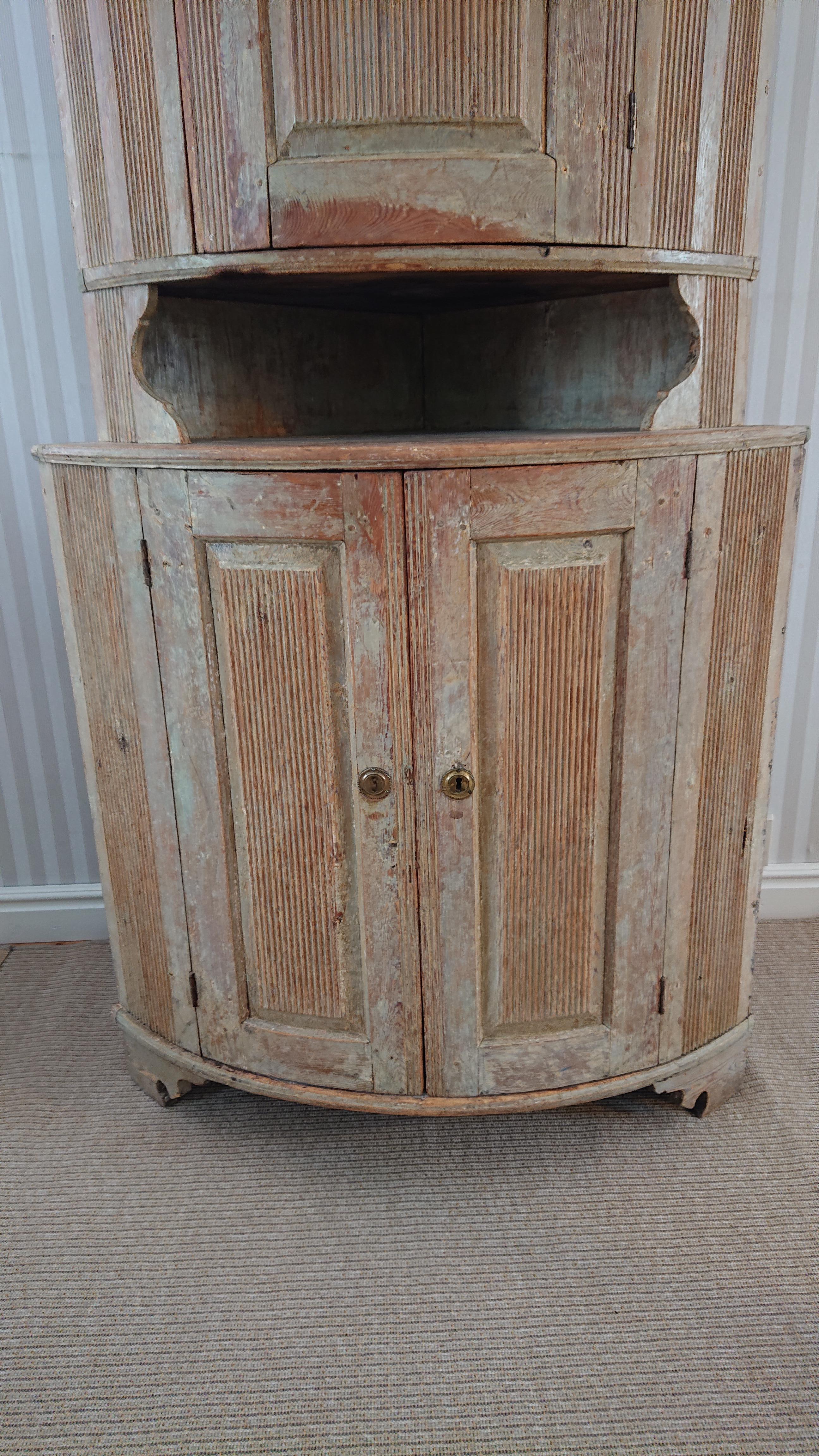 18h century Swedish Gustavian Corner Cabinet from Kalix Norrbotten, Northern Sweden.
Fantastic fine Corner Cabinet with beautiful carved and reeded details.
Scraped by hand to its well preserved original color.
Both upper and lower parts of this