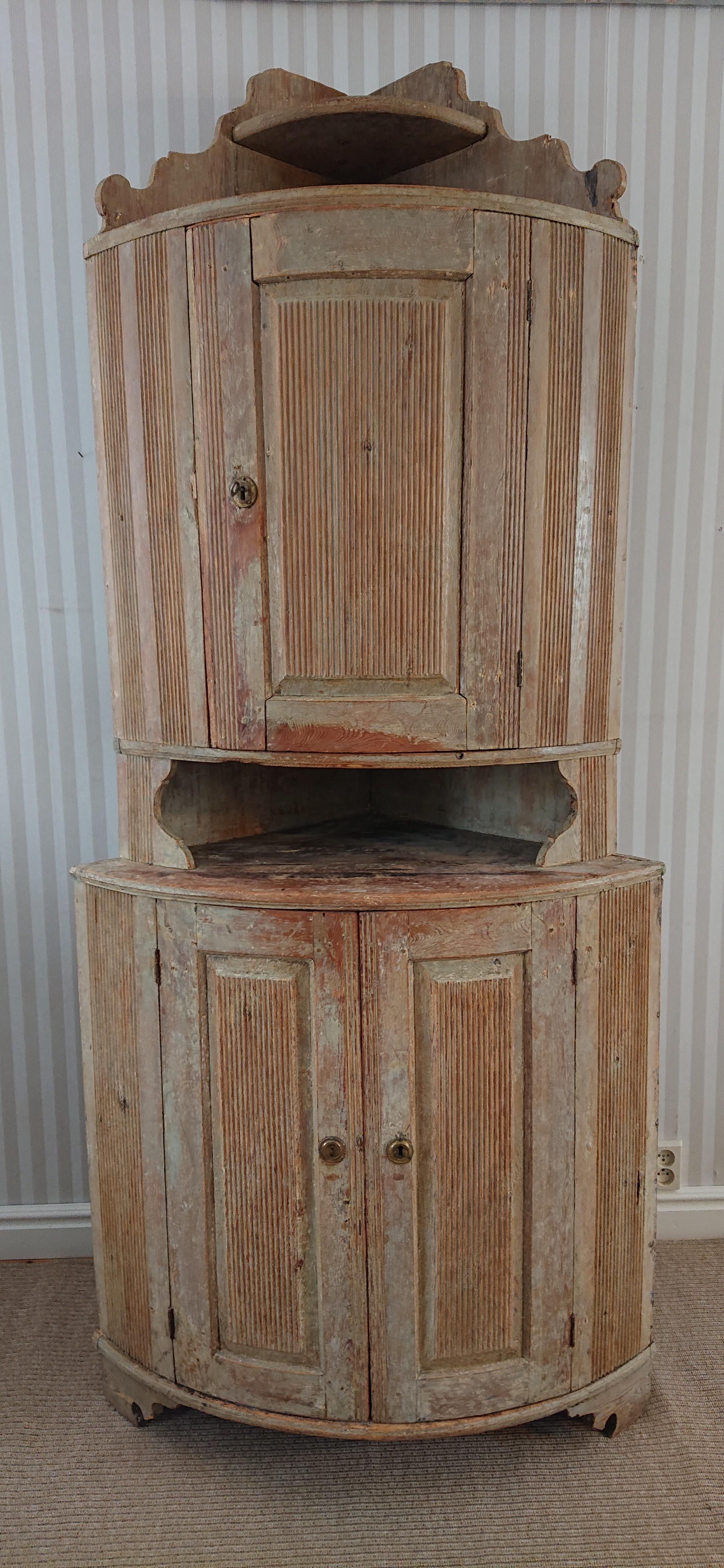 18th Century Swedish Gustavian Corner Cabinet with Original Paint & Reeded Doors 2