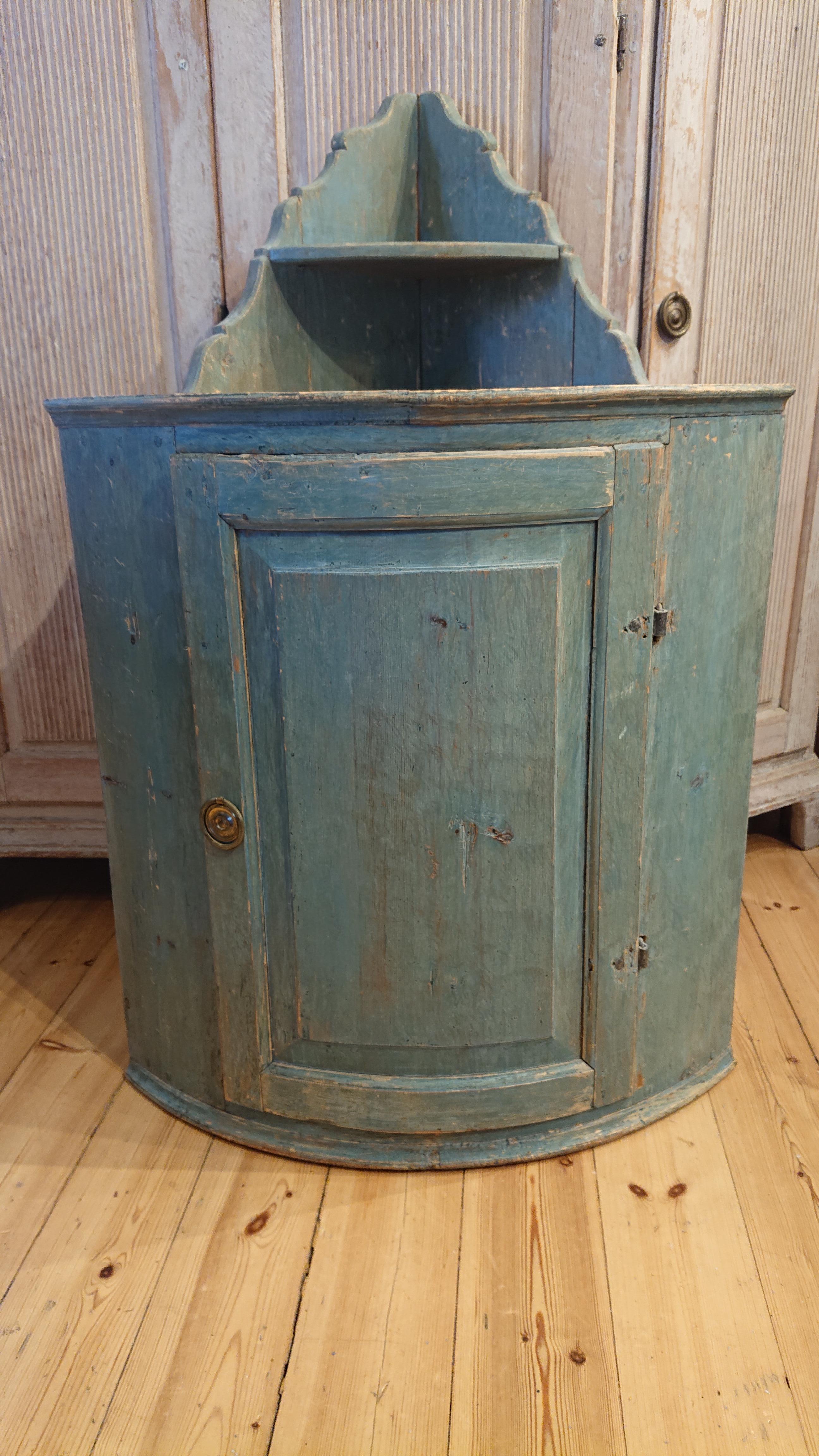19th Century swedish Gustavian Hanging corner cabinet from Råneå Norrbotten, Northern Sweden.
A beautiful cabinet scraped by hand to its well preserved original paint.
Stunning blue color
Nice storage inside.
Beautiful shelves at the top with