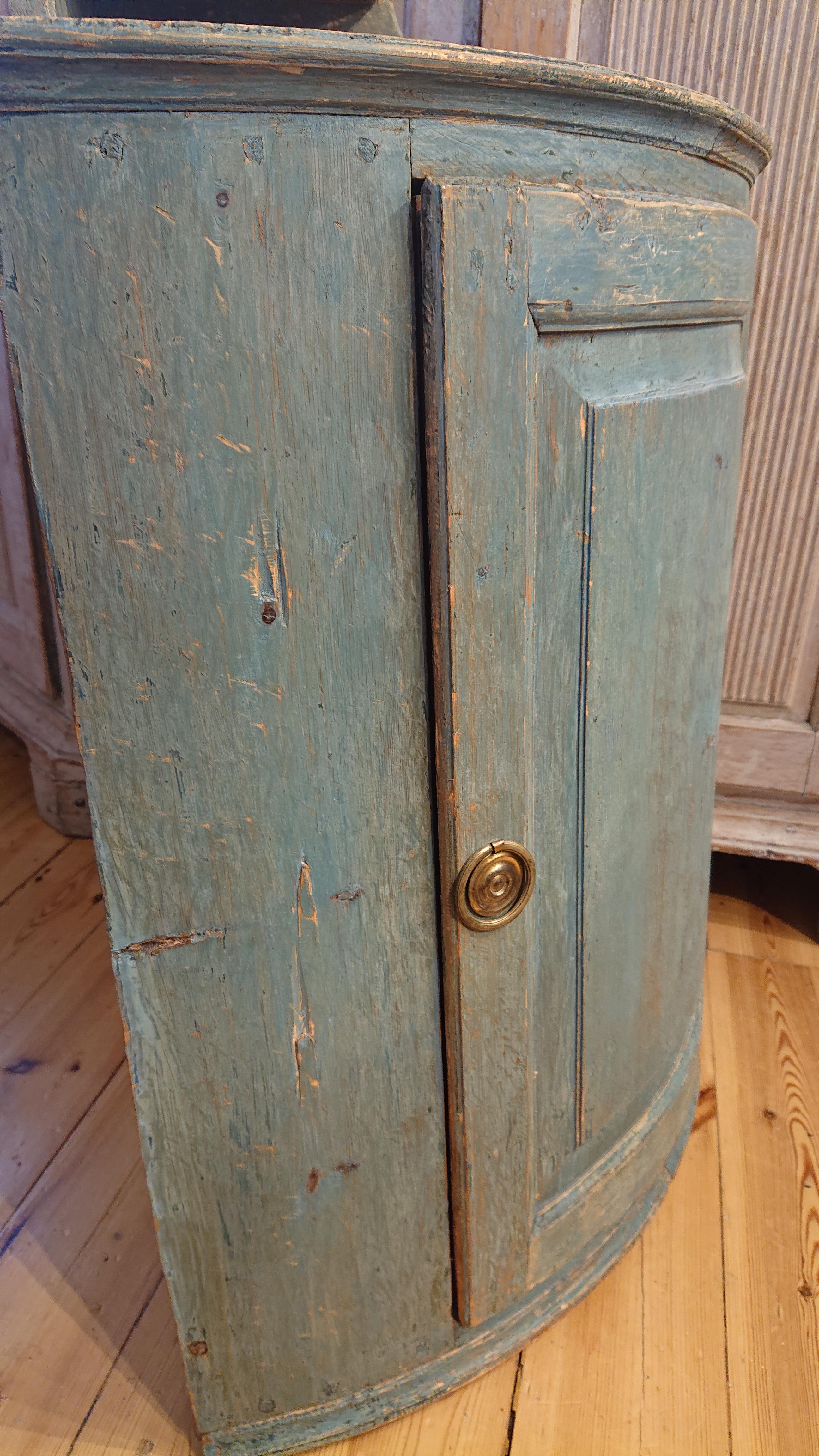 Hand-Carved 18th Century Swedish Gustavian Corner Hanging Cabinet with Original Paint For Sale