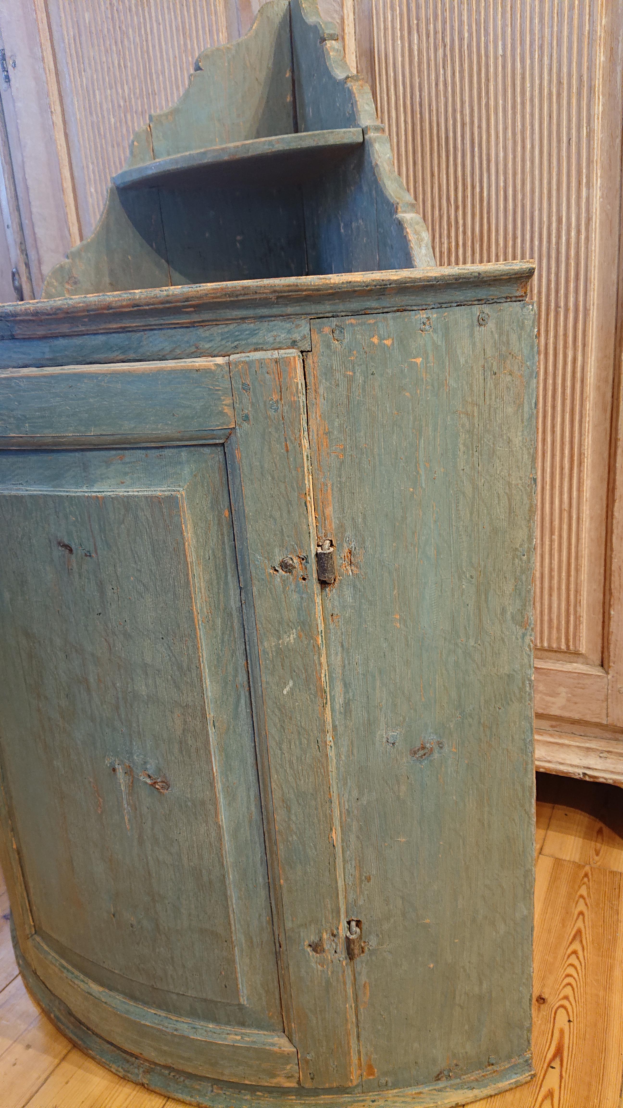 18th Century Swedish Gustavian Corner Hanging Cabinet with Original Paint In Good Condition For Sale In Boden, SE