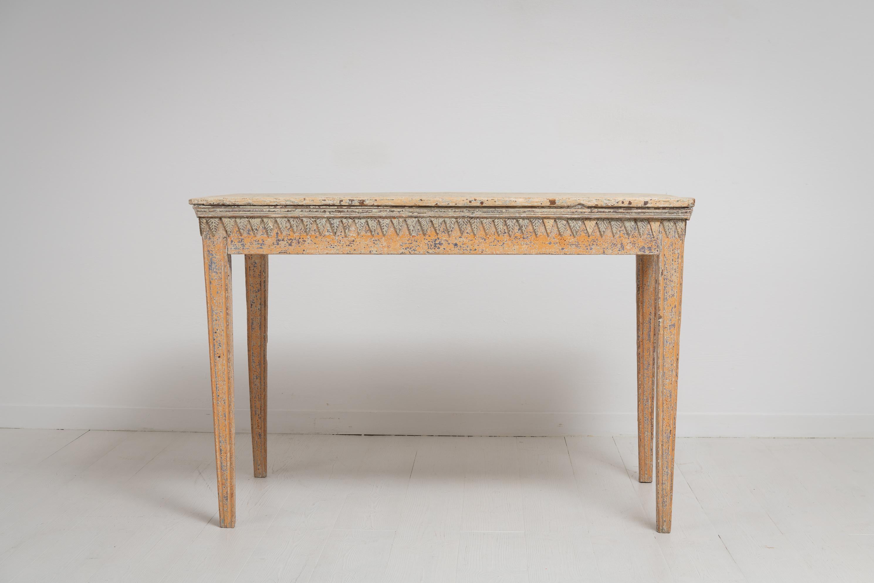 Rare Swedish gustavian country side table form Northern Sweden, made around 1780 to 1790. The table is made in pine and has the original first paint from the late 1700s. The paint was brought forward by dry scraping it by hand to remove later paint