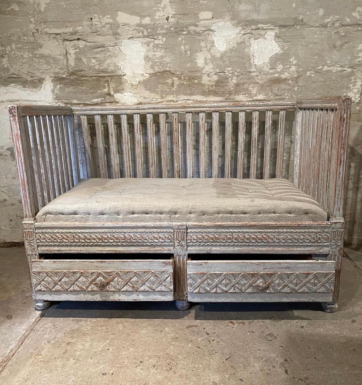 Hand-Crafted 18th Century Swedish Gustavian Daybed with Drawers and Belgian Linen