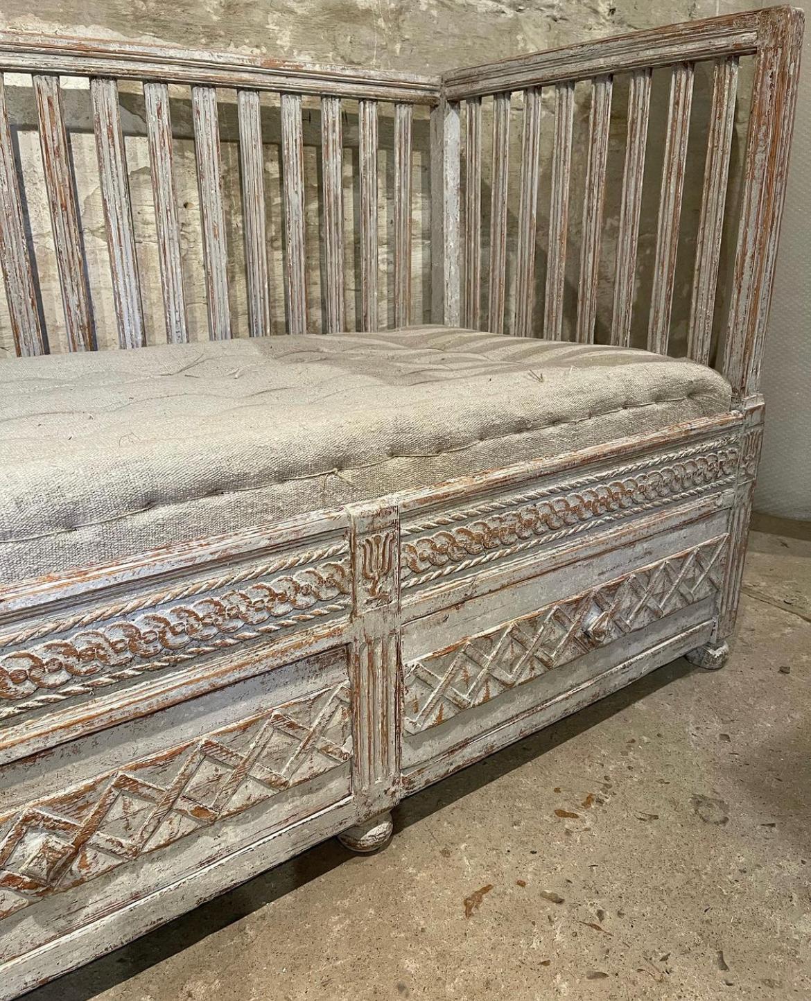 18th Century and Earlier 18th Century Swedish Gustavian Daybed with Drawers and Belgian Linen