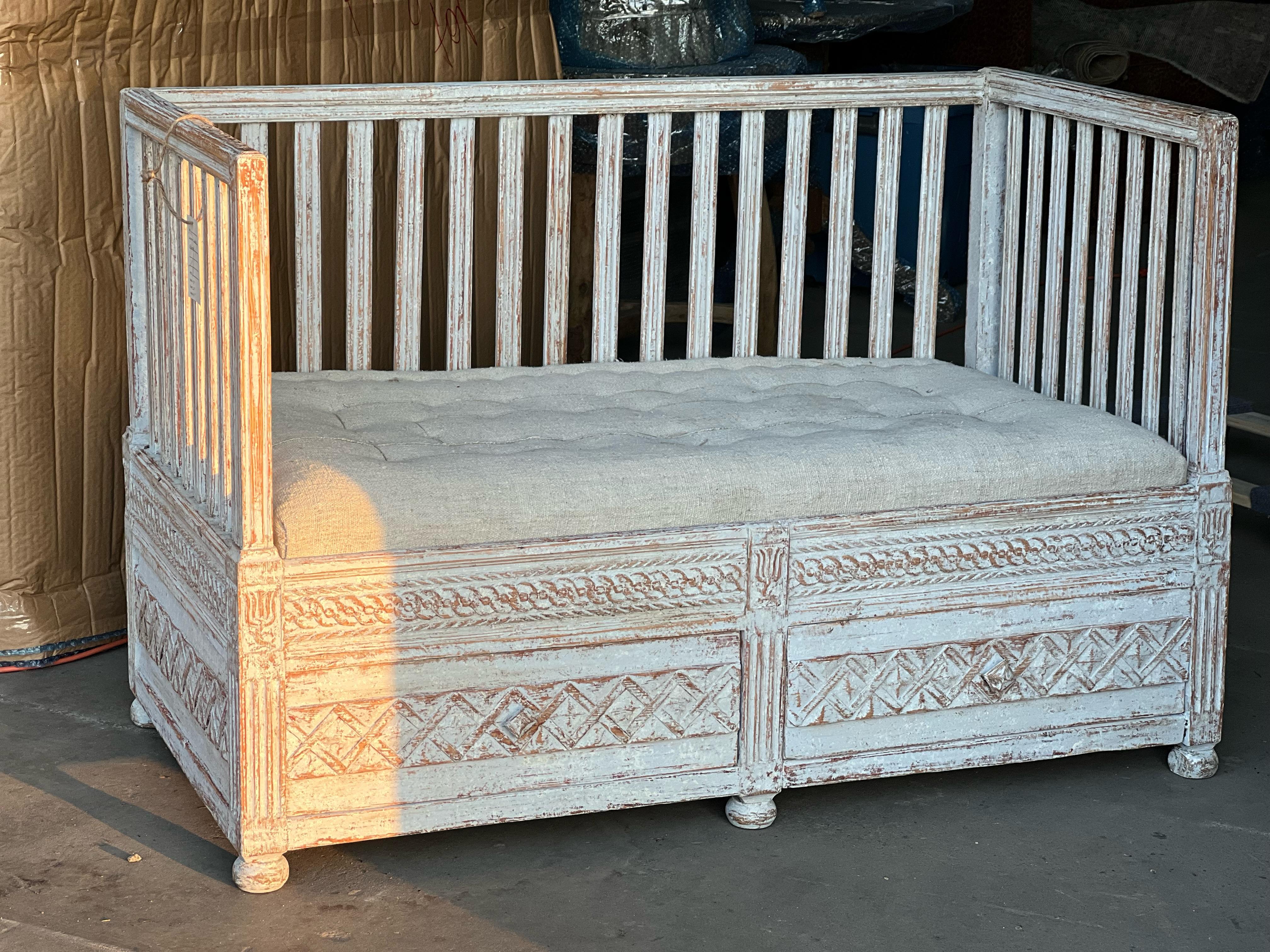 18th Century Swedish Gustavian Daybed with Drawers and Belgian Linen 1