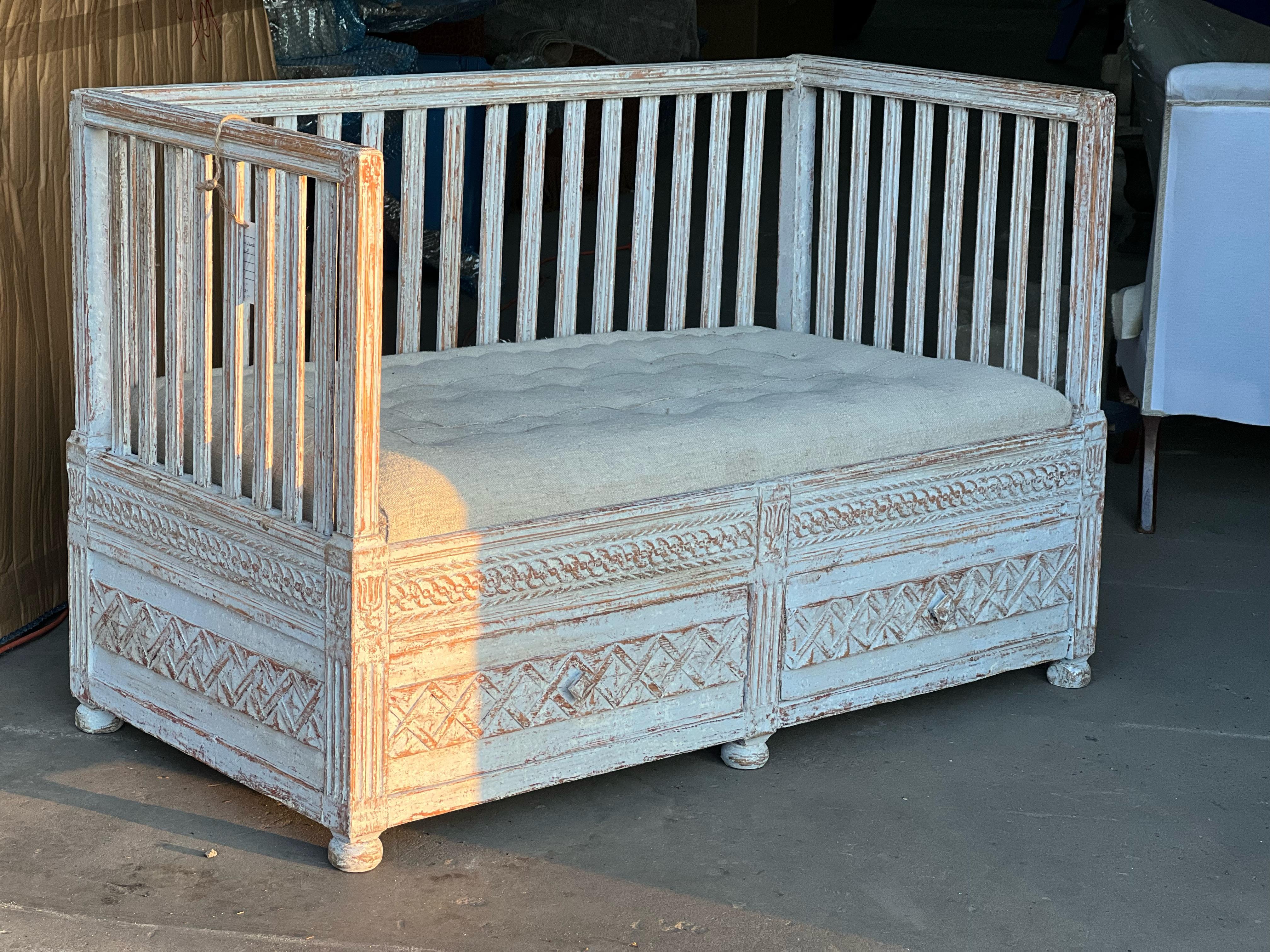 18th Century Swedish Gustavian Daybed with Drawers and Belgian Linen 2