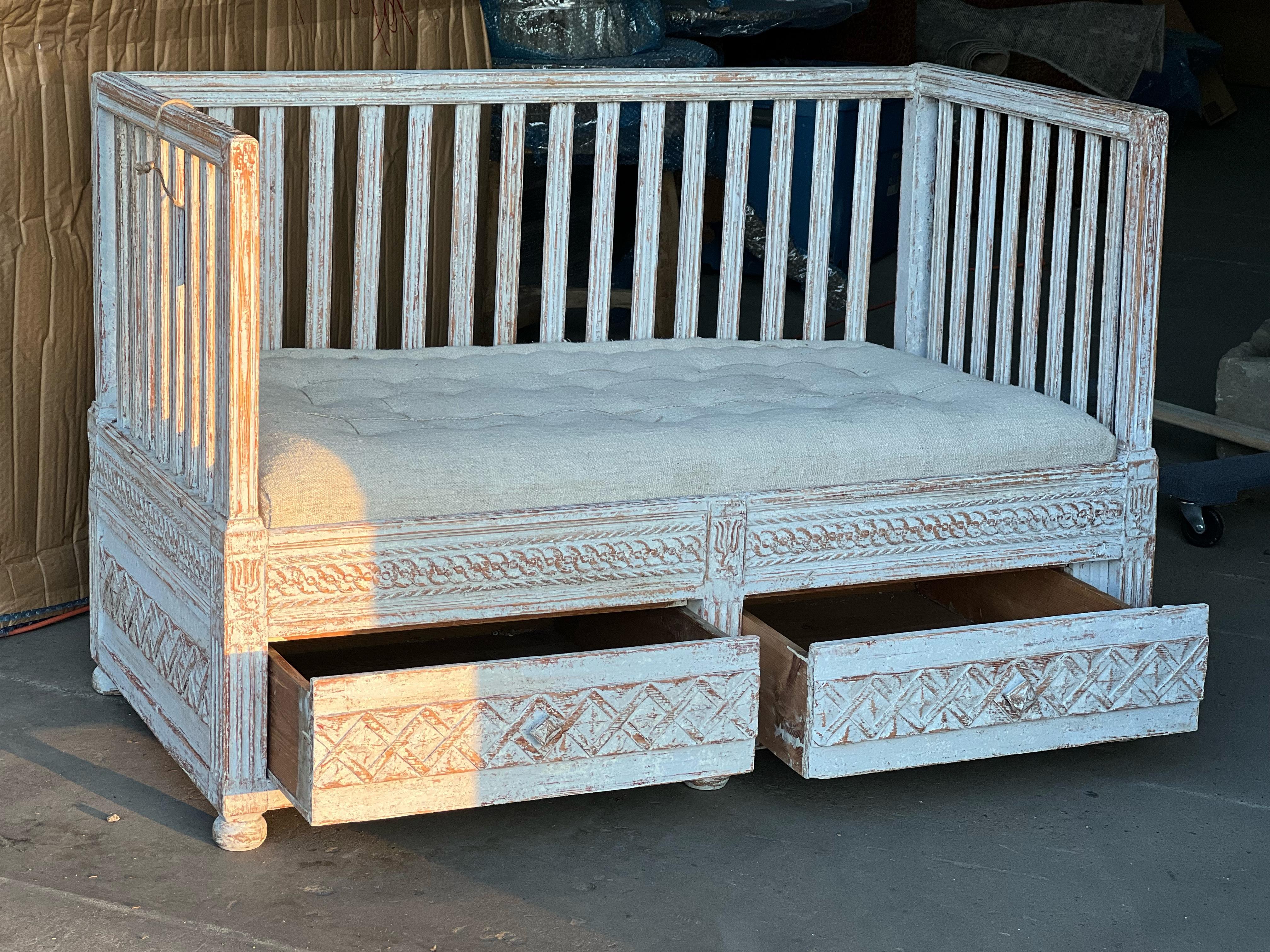 18th Century Swedish Gustavian Daybed with Drawers and Belgian Linen 3
