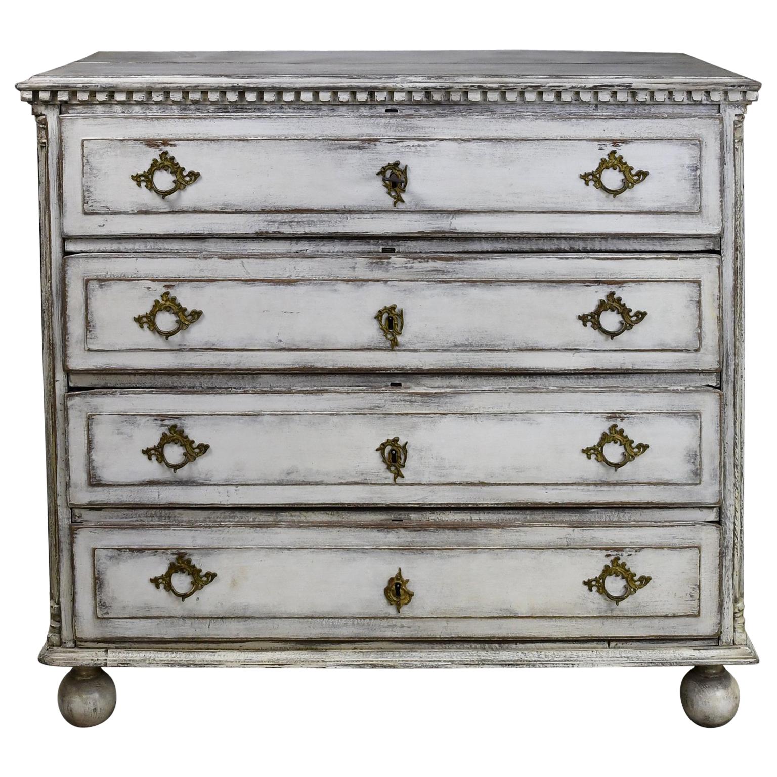 Commode/commode gustavienne suédoise du 18ème siècle peinte en gris/blanc