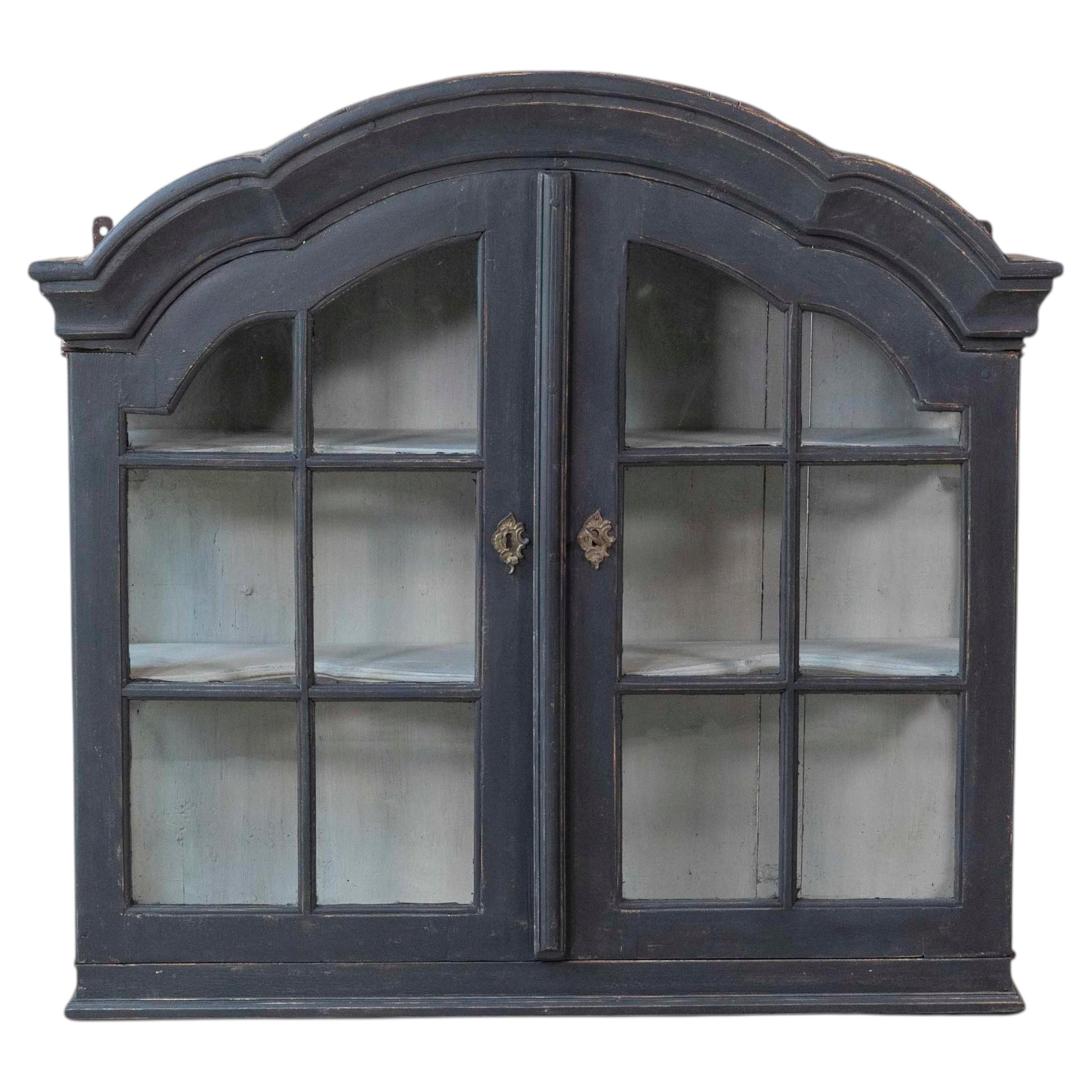 Armoire suspendue gustavienne suédoise du 18e siècle, verre et Wood, peinte