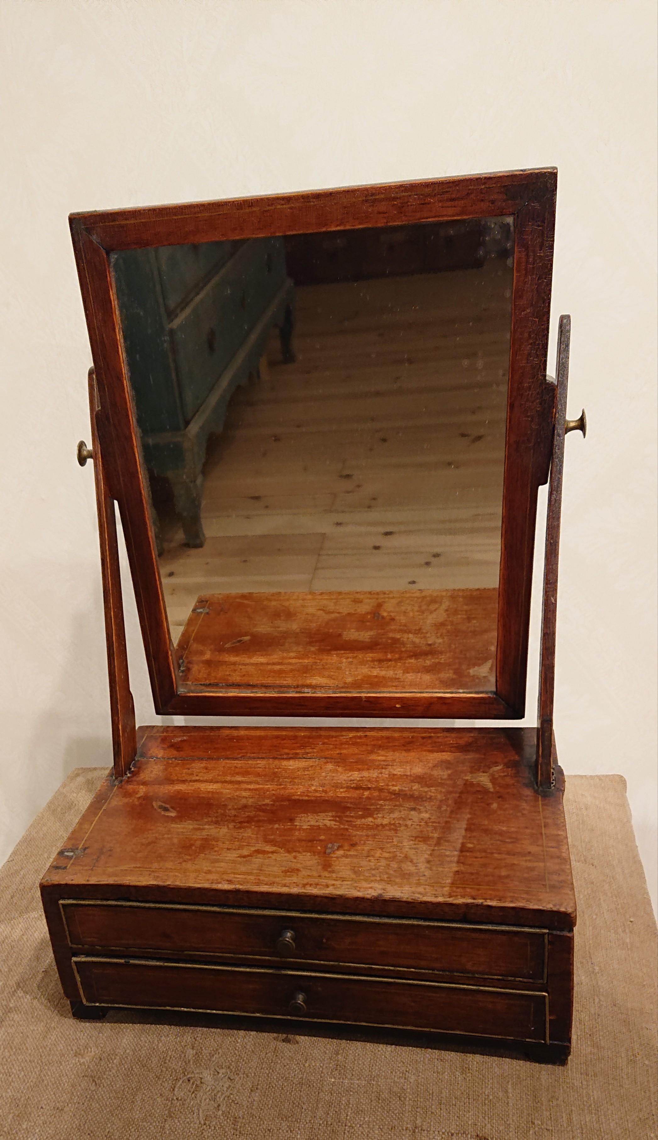 Schwedischer Gustavianischer Mahagoni-Tischspiegel aus dem 18. Jahrhundert.
Dies ist ein Spiegel voller Alter und Charme mit großartigen Proportionen.
Ein seltener Fund, der an der richtigen Stelle fantastisch aussehen würde.
Der Schwenkspiegel