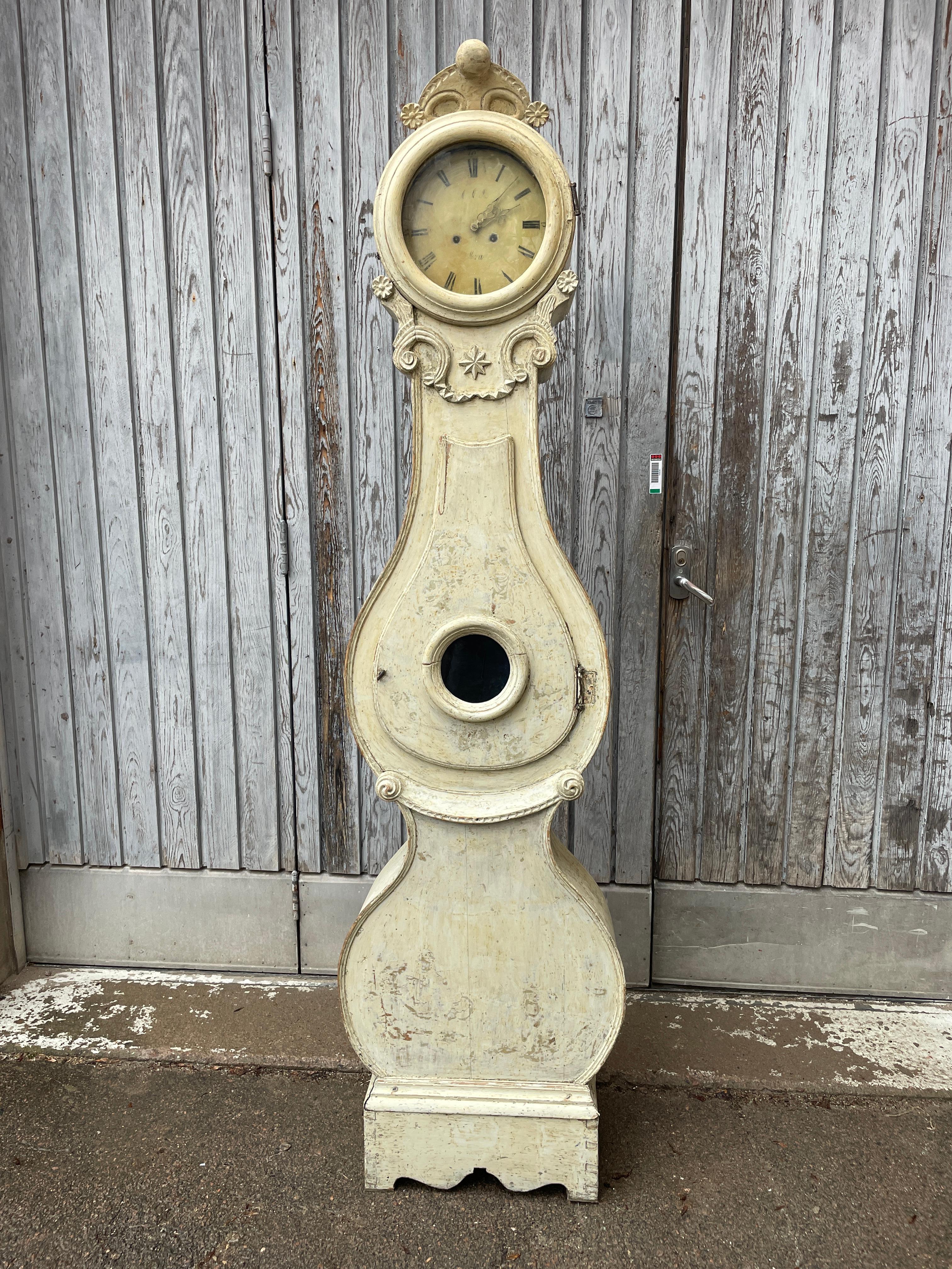 A Swedish antique Mora clock dating with its original paint.
The original mechanism, pendulum and weights are included. We do not guarantee functionality. This Grand-father clock has carefully been 