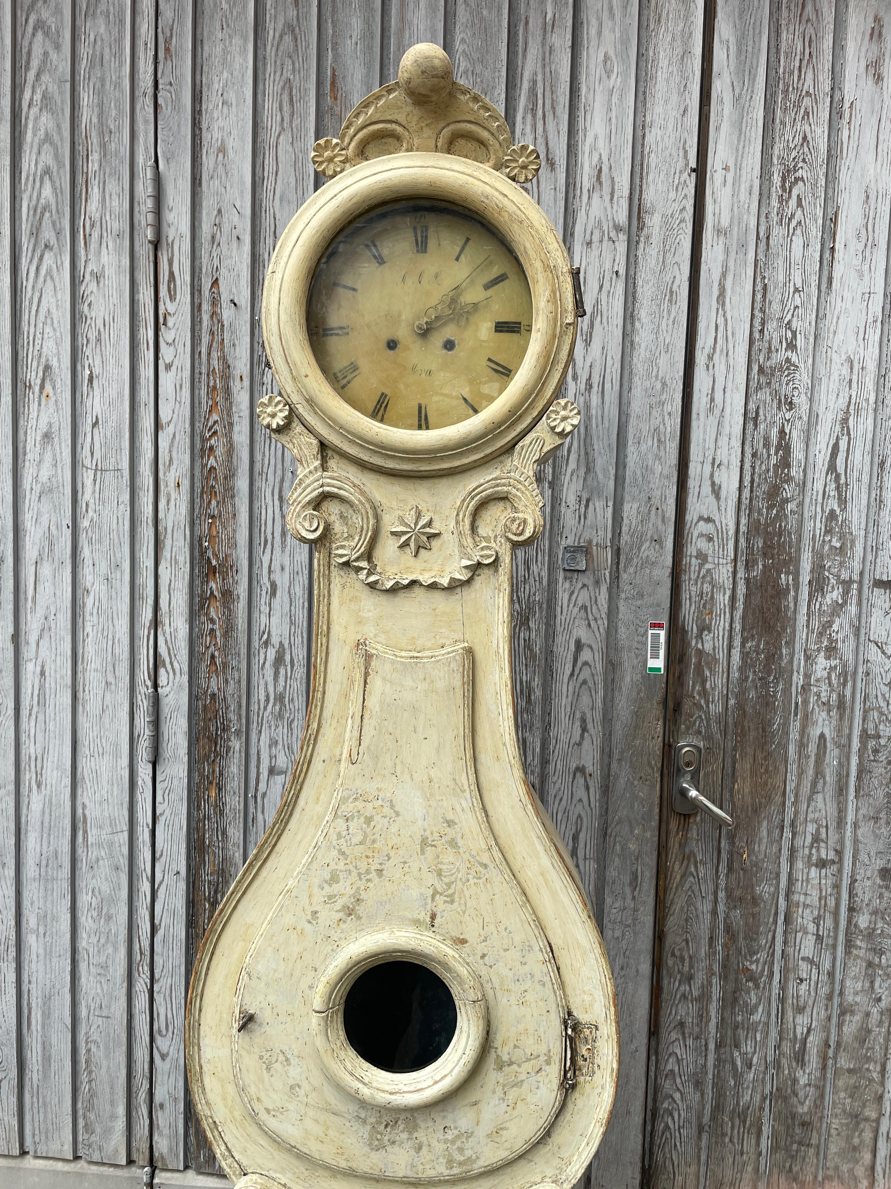 Schwedische Gustavianische Mora-Uhr aus dem 18. Jahrhundert mit Originalfarbe (Handgeschnitzt) im Angebot