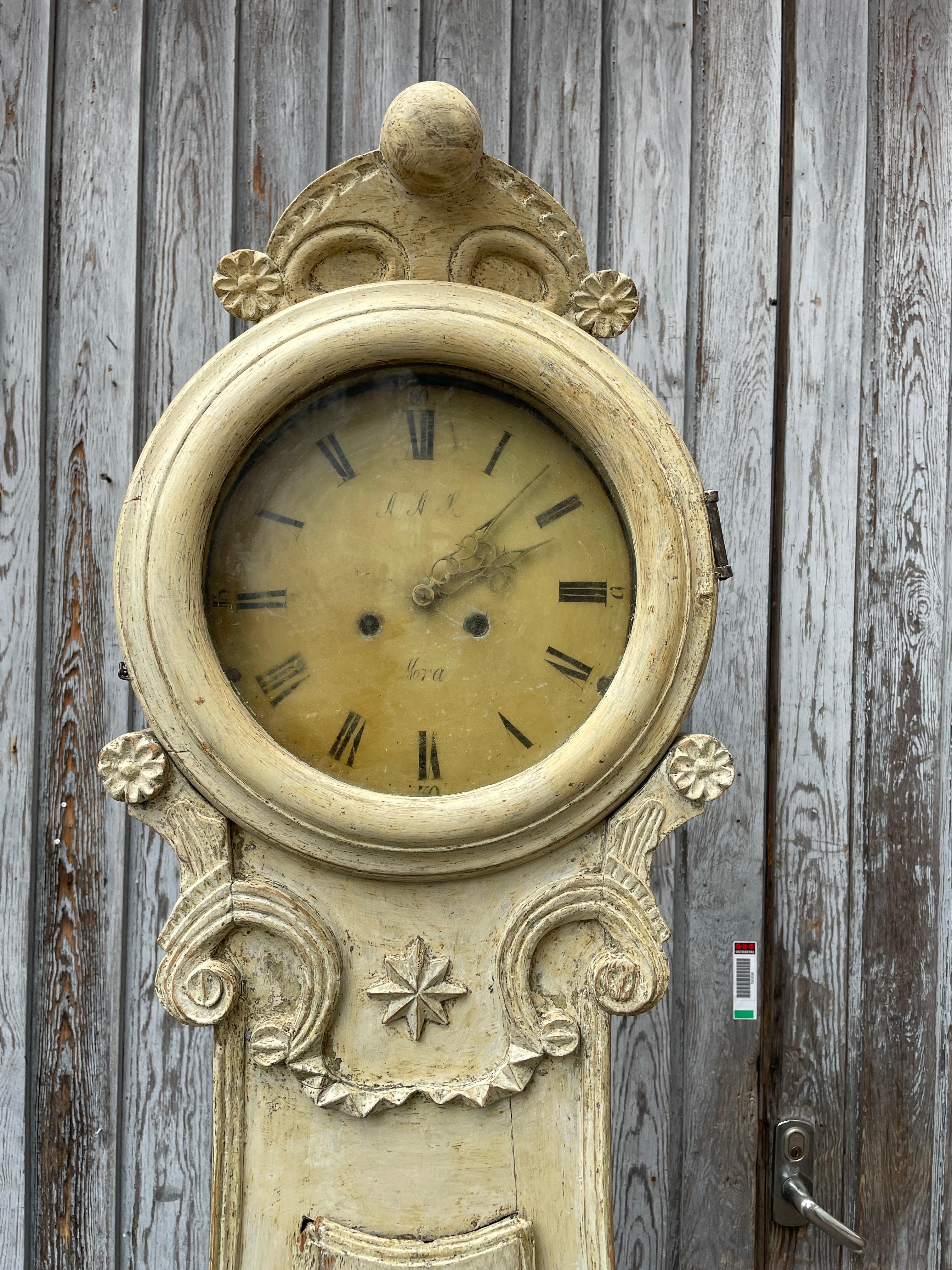 Schwedische Gustavianische Mora-Uhr aus dem 18. Jahrhundert mit Originalfarbe im Zustand „Gut“ im Angebot in Haddonfield, NJ