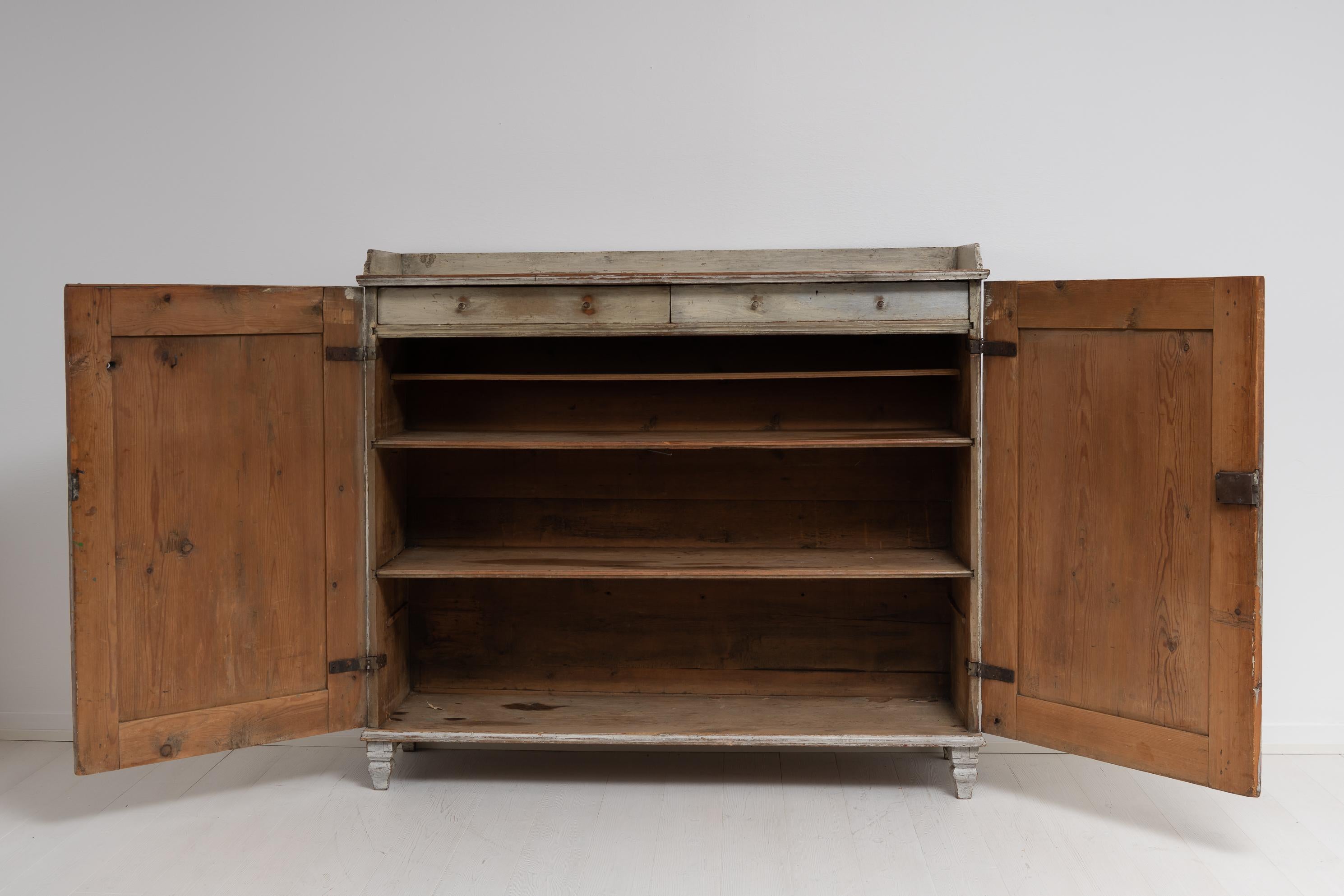 18th Century Swedish Gustavian Neoclassic Light Grey Sideboard In Good Condition For Sale In Kramfors, SE