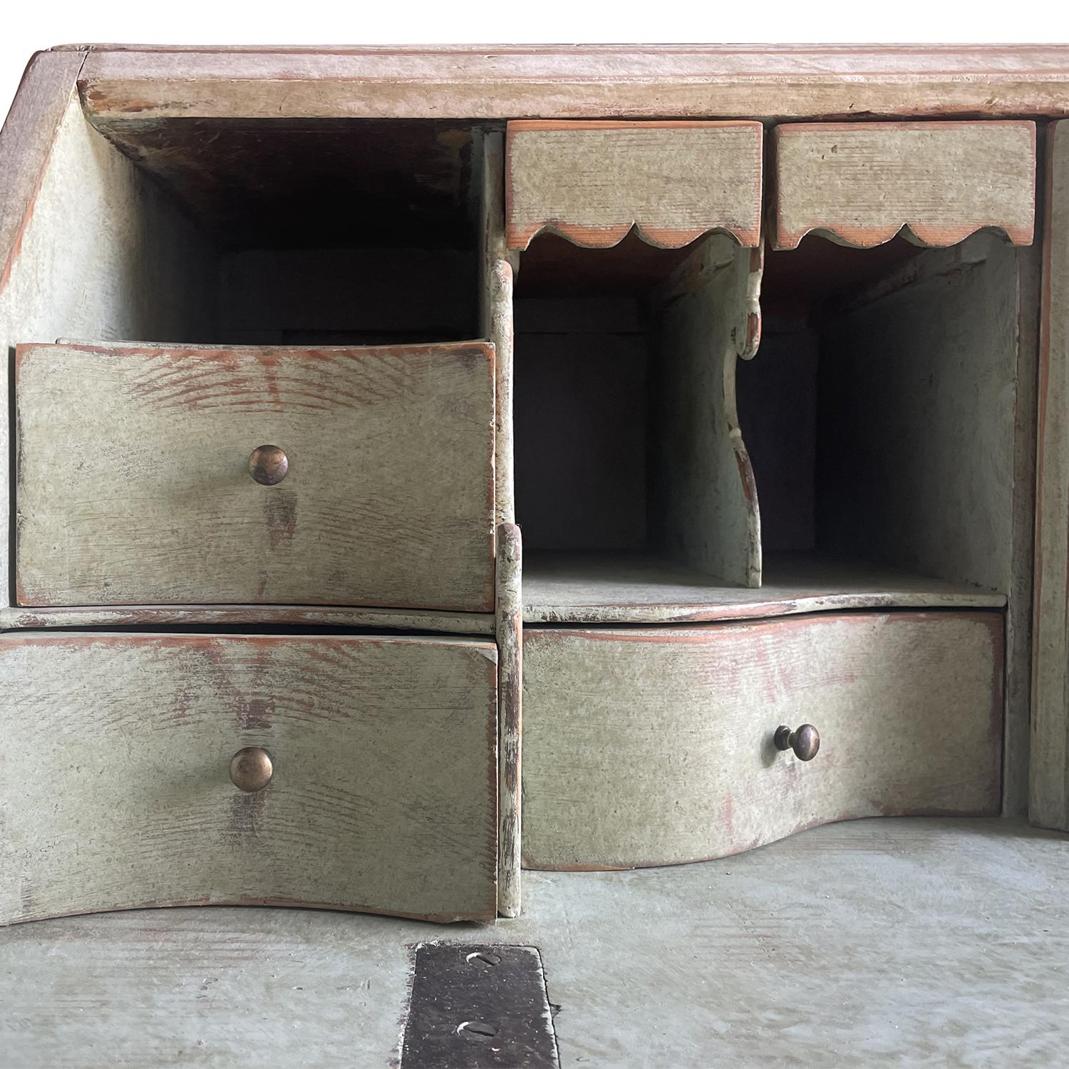 Siglo XVIII Mesa Gustaviana Sueca de Madera de Pino - Secretaire Antiguo en venta 1