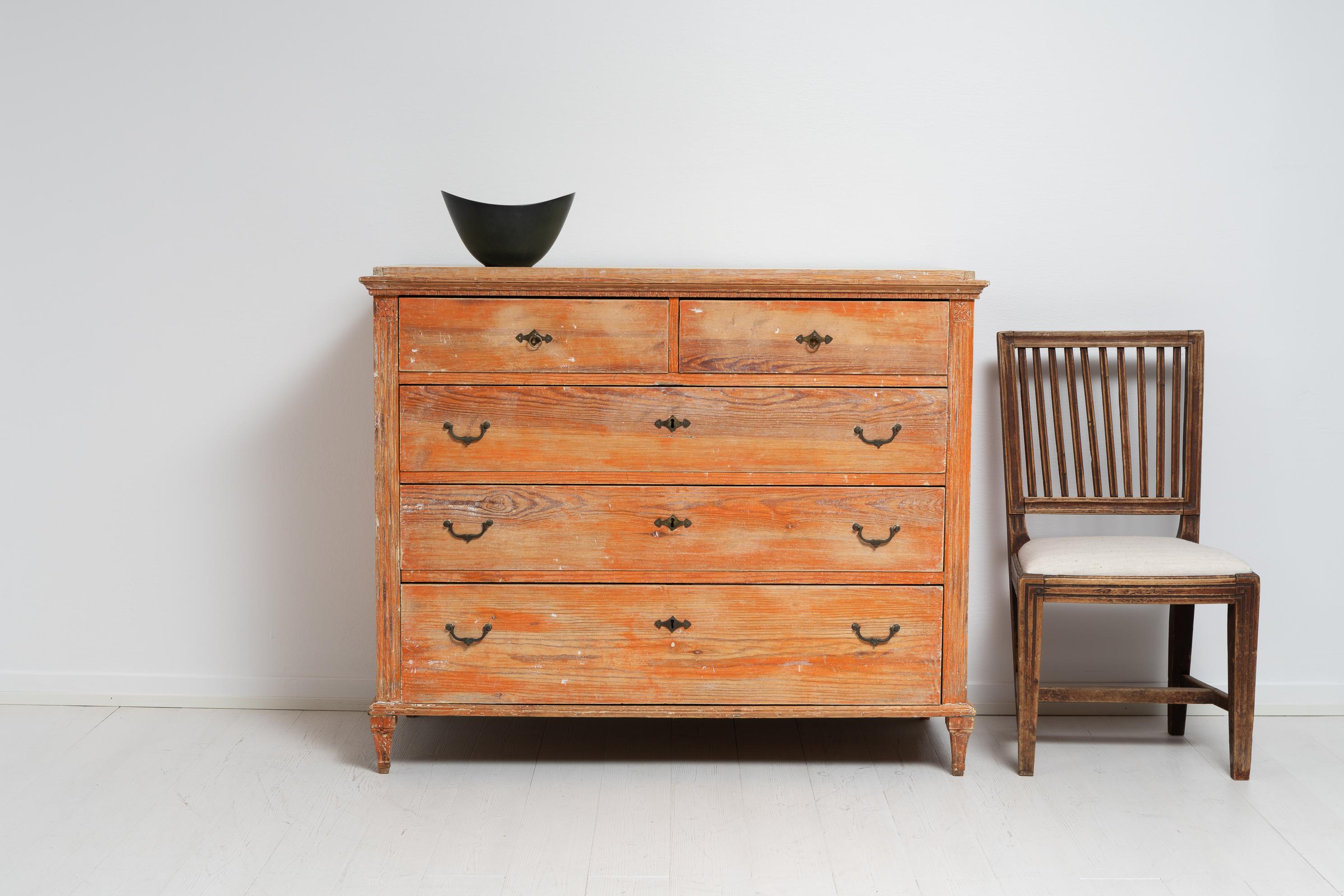 Northern Swedish painted gustavian chest in pine made during the late 18th century, 1790 to 1800. The chest has all the typical characteristics of a gustavian furniture with straight lines and fine details. Those can be seen in the fluted edges on