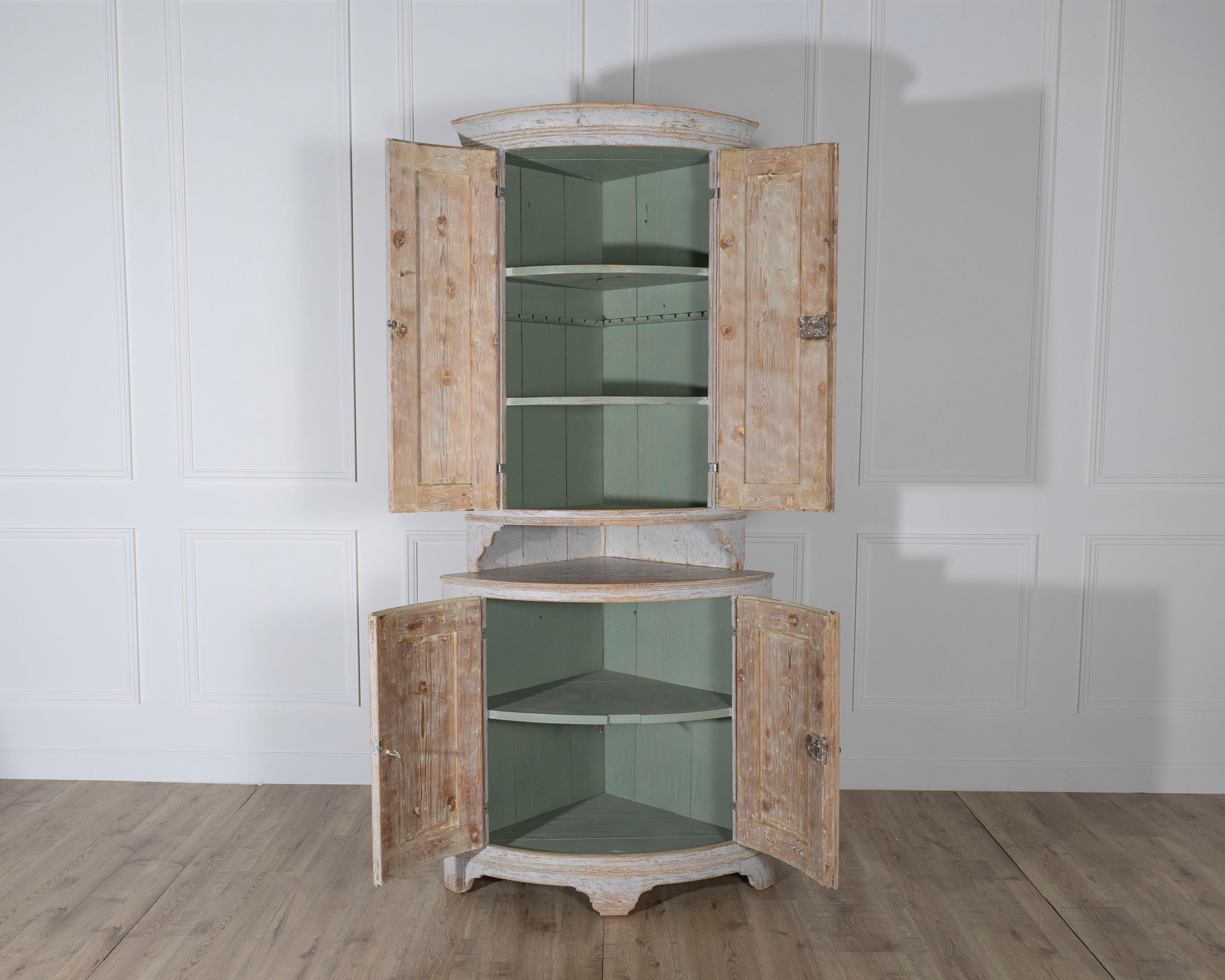 18th Century Swedish Gustavian Painted Corner Cabinet In Good Condition For Sale In Atlanta, GA
