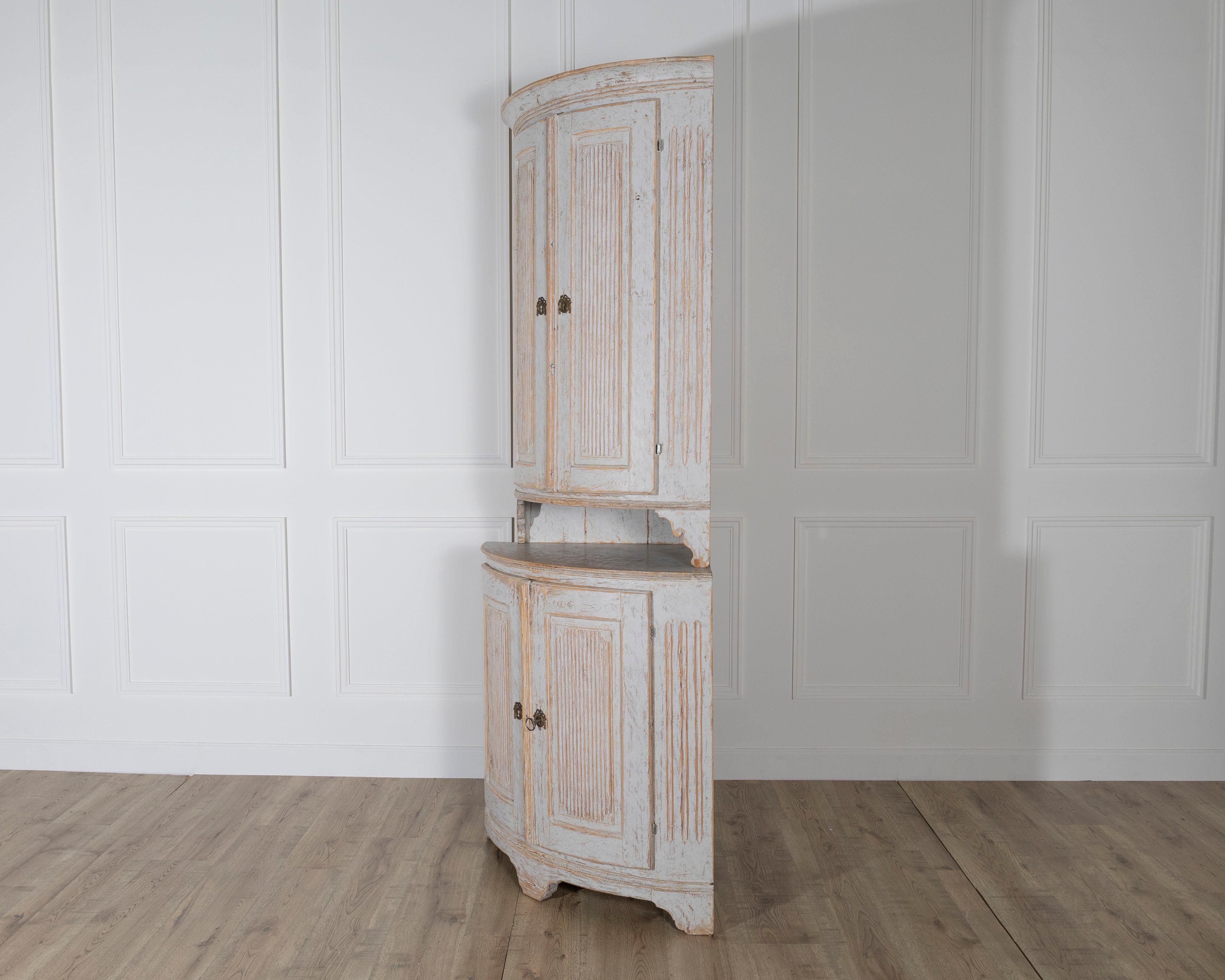 18th Century Swedish Gustavian Painted Corner Cabinet For Sale 2