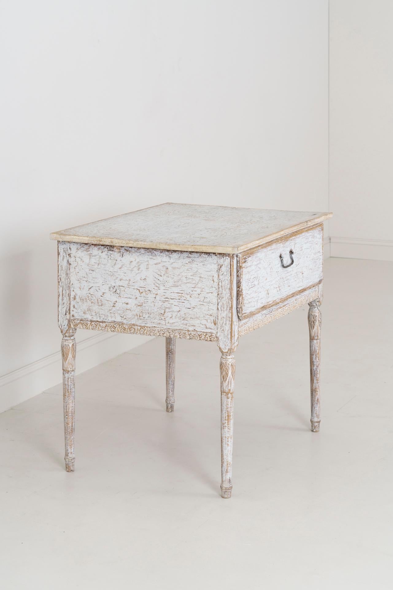 18th Century Swedish Gustavian Period Center Table (Kiefernholz)