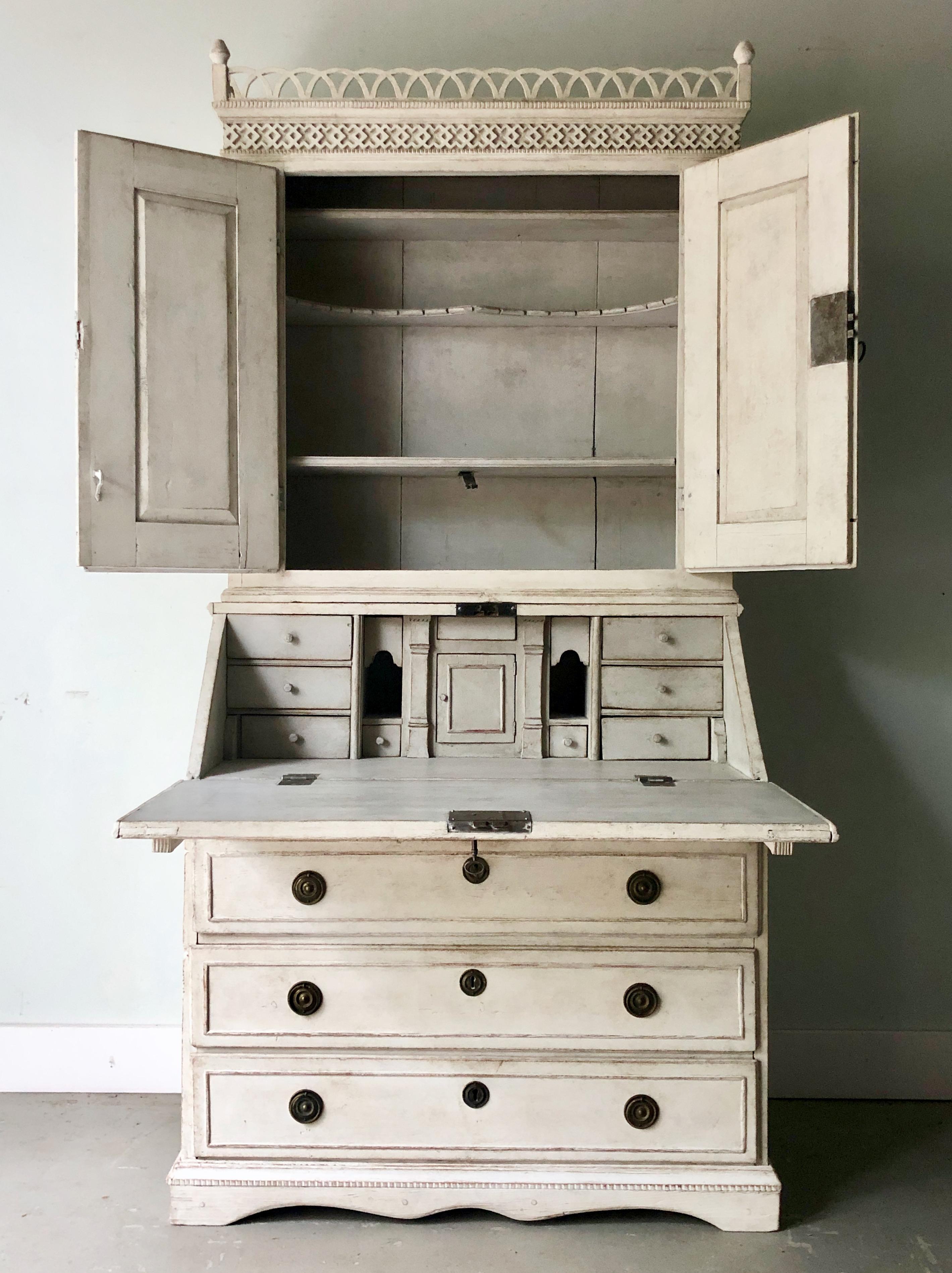 18th Century Swedish Gustavian Period Secretaire In Good Condition In Charleston, SC