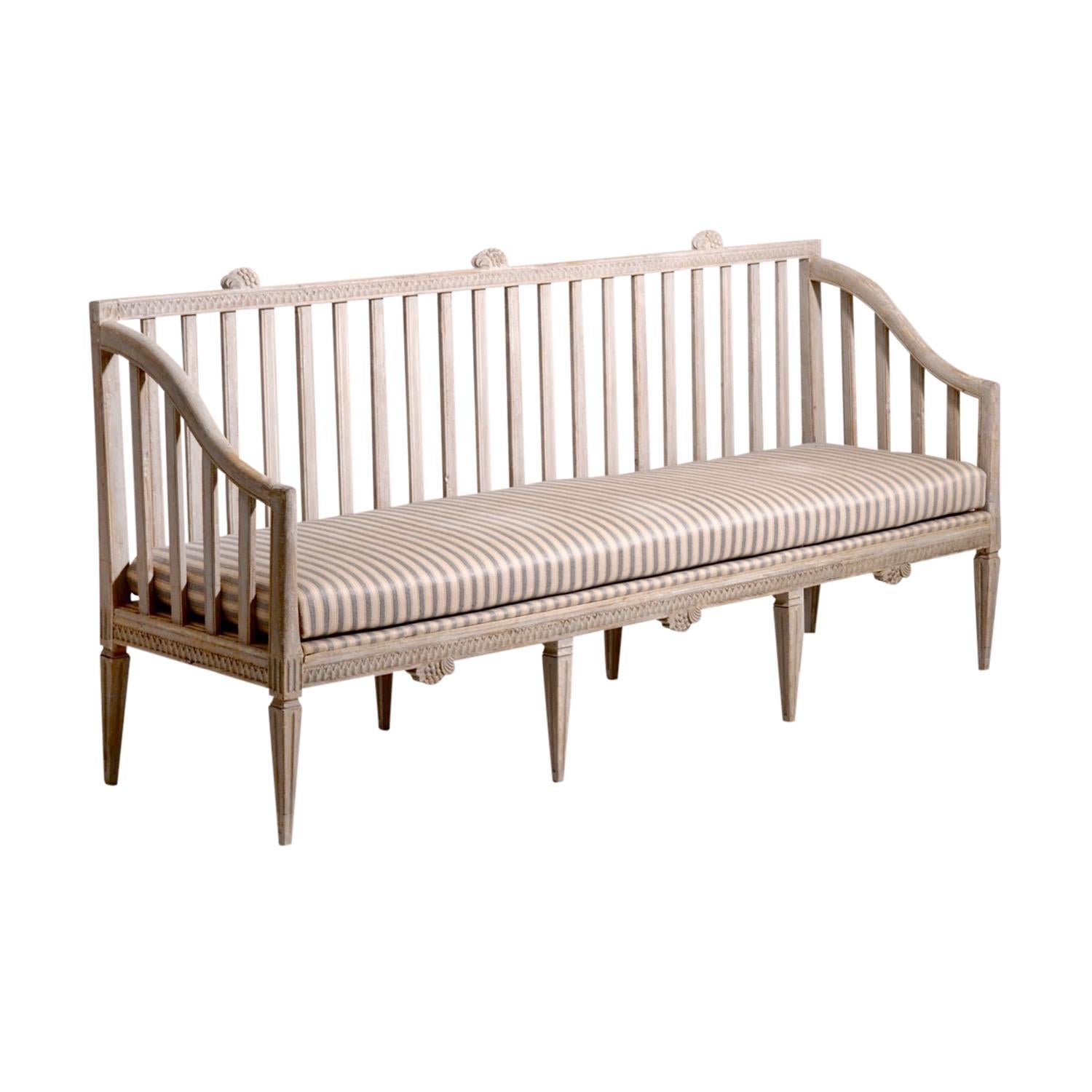 A late 18th Century, antique freestanding Swedish Gustavian daybed attributed to Lindome school, in good condition. This Scandinavian sofa bench is hand crafted from solid Pinewood and has been scraped to its original painted surface. The daybed