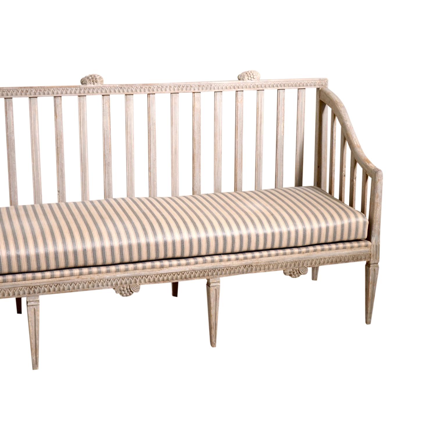 18th Century Swedish Gustavian Pine Bench - Antique Daybed Attributed to Lindome In Good Condition For Sale In West Palm Beach, FL