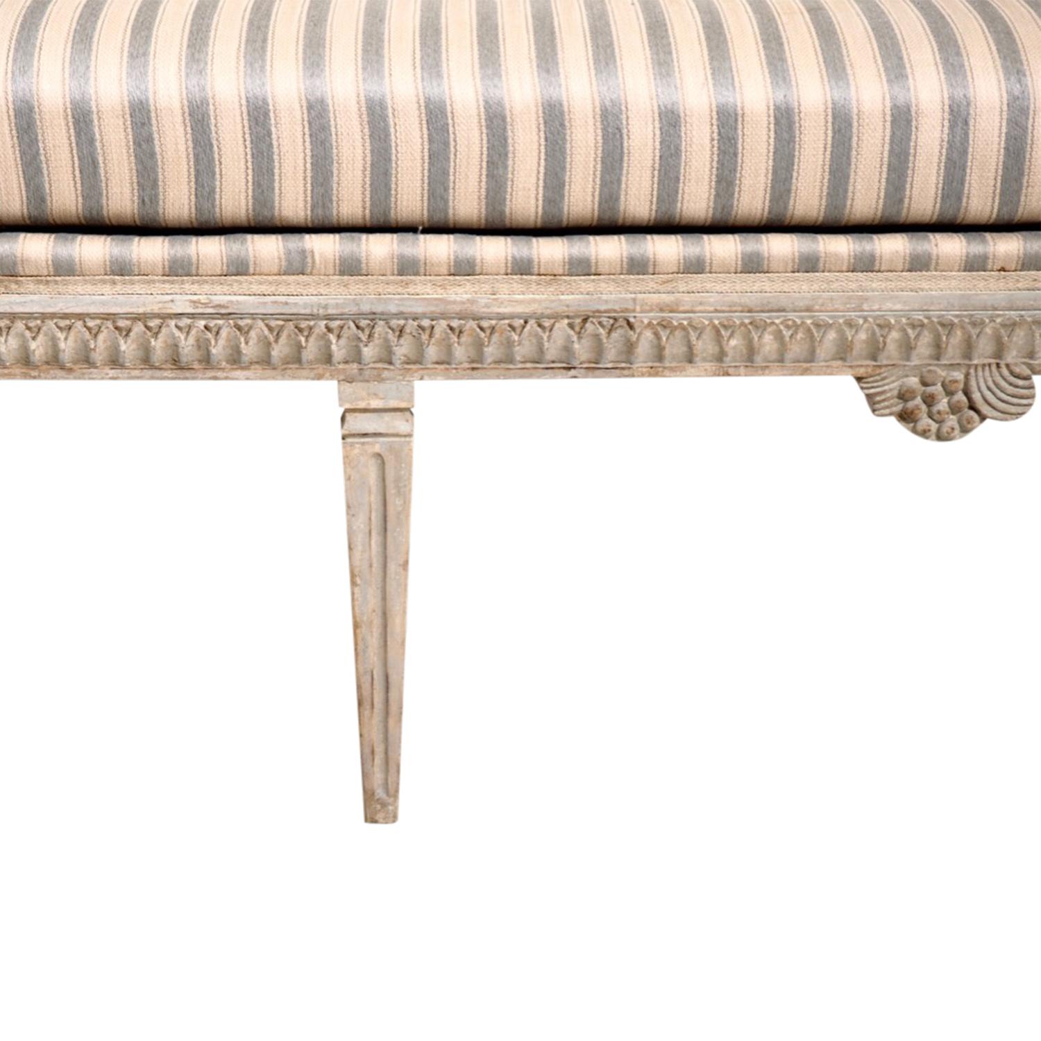 18th Century Swedish Gustavian Pine Bench - Antique Daybed Attributed to Lindome For Sale 2
