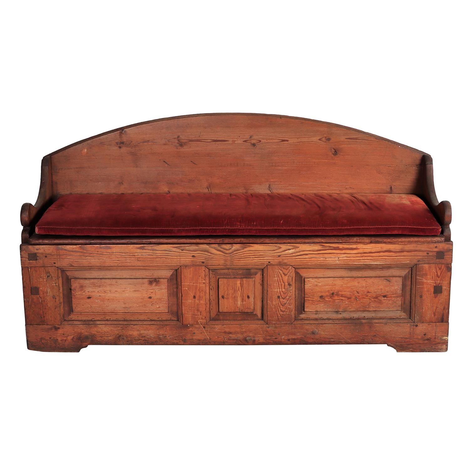 Ancien Fållbänk suédois du XVIIIe siècle, en bois de pin travaillé à la main, en bon état. Le canapé scandinave en bois à trois places est doté d'un dossier haut et incurvé et d'accoudoirs fins et arqués. Le lit de jour est caractérisé par des têtes