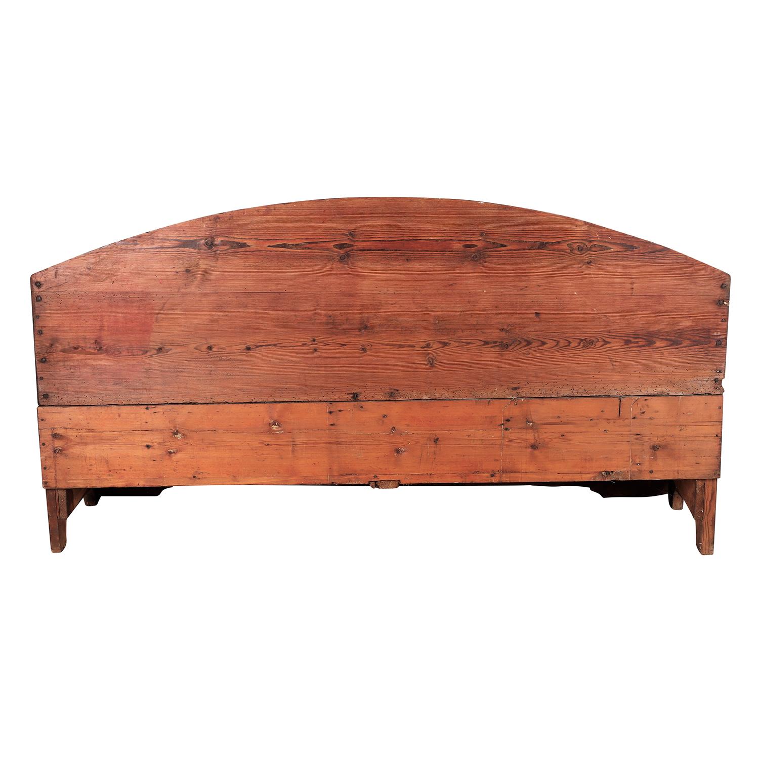 Sculpté à la main Banc d'entrée gustavien suédois en pin du 18ème siècle - canapé scandinave ancien en bois en vente