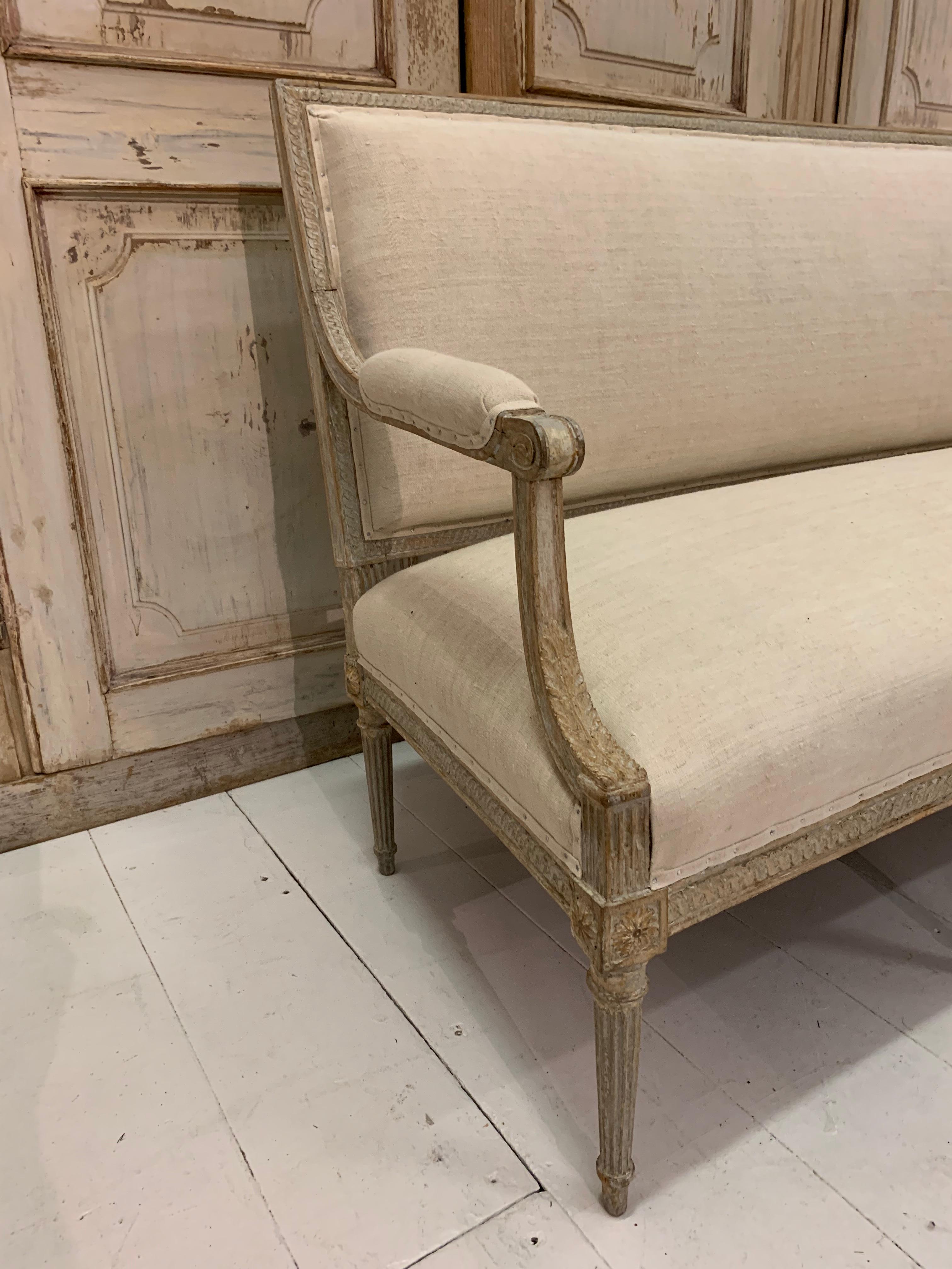 18th Century Swedish Gustavian Sofa Original Paint in Vintage French Linen For Sale 3