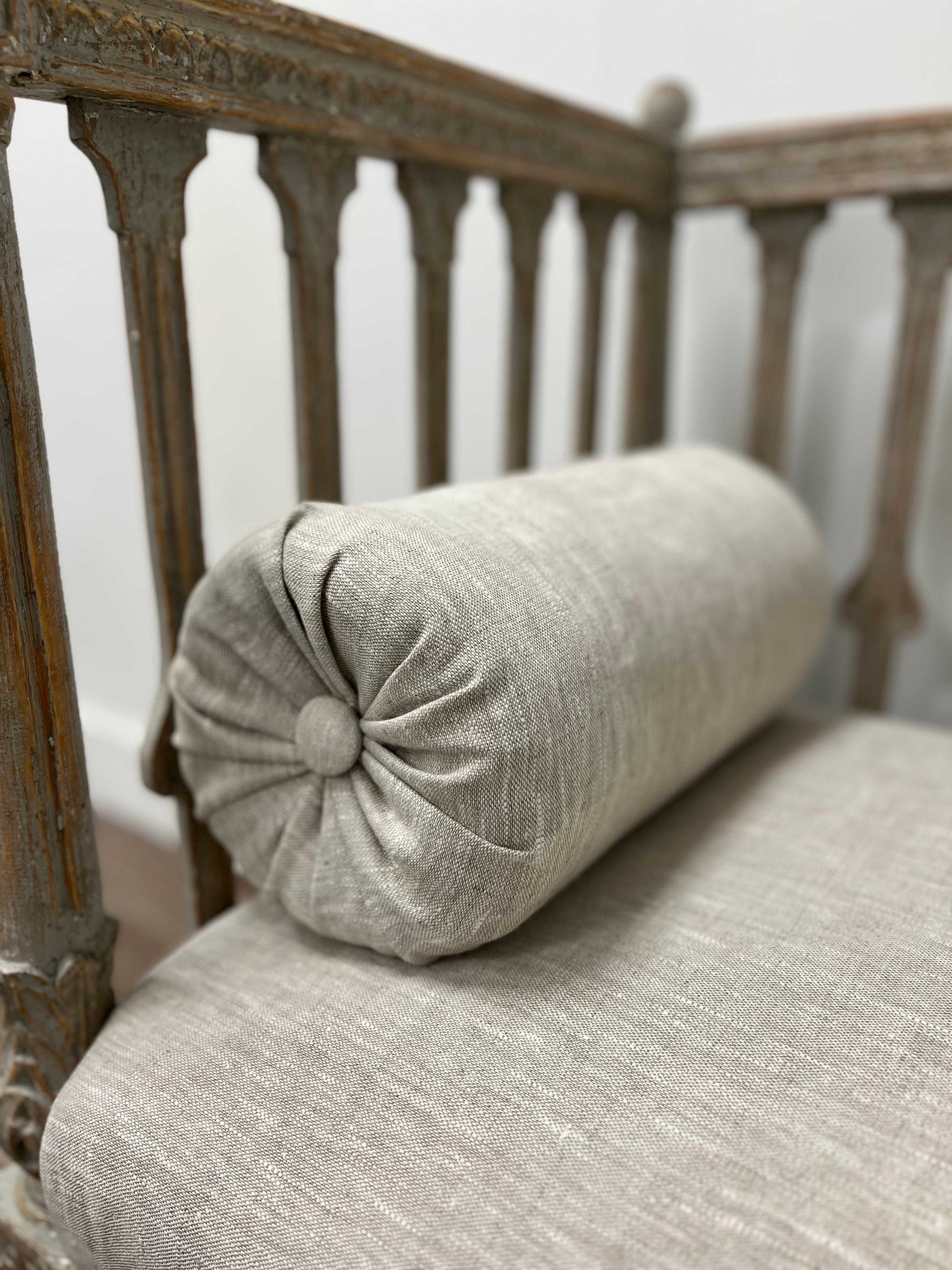 Sculpté à la main Settee gustavienne suédoise du 18ème siècle en vente