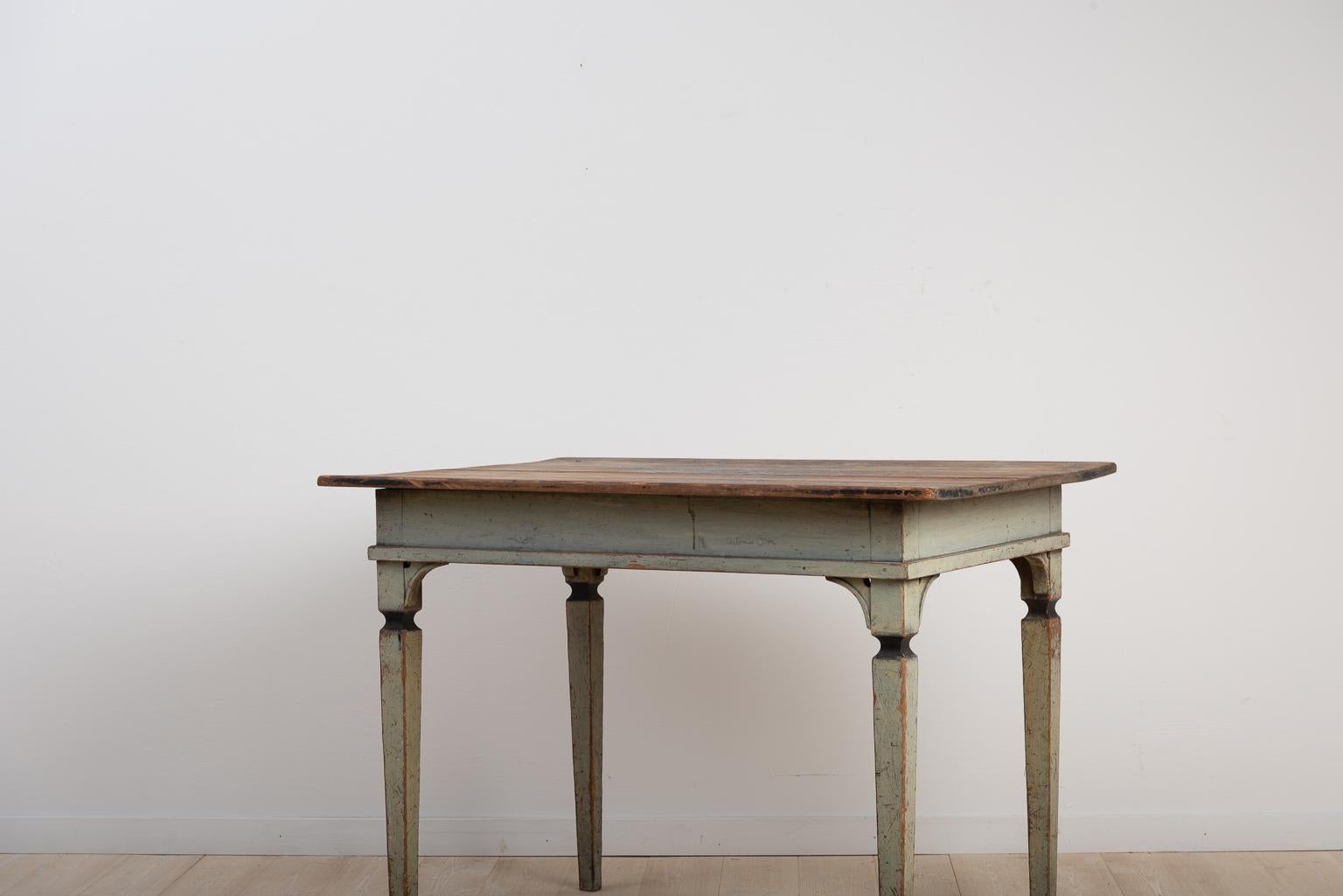 Swedish Gustavian table in untouched condition with original paint from the late 1700. Straight tapered legs with corner consoles that are typical for the Swedish Gustavian period. Manufactured circa 1780-1790.