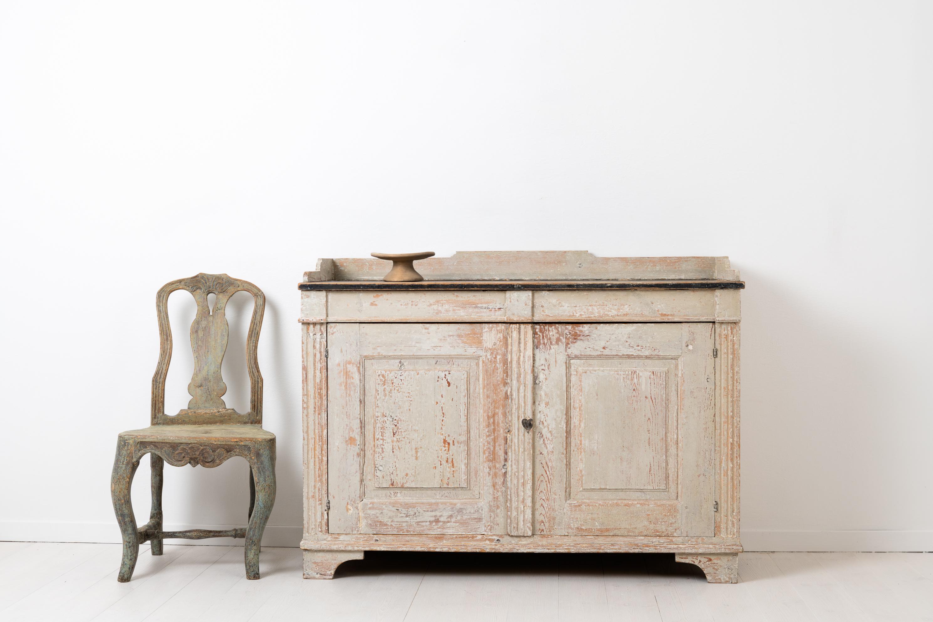 White Gustavian sideboard made during the last years of the 1700s. Made in the Gustavian style, otherwise known as the neoclassical style, which got its name from the Swedish king Gustav III during the late 1700s. The sideboard is painted pine with