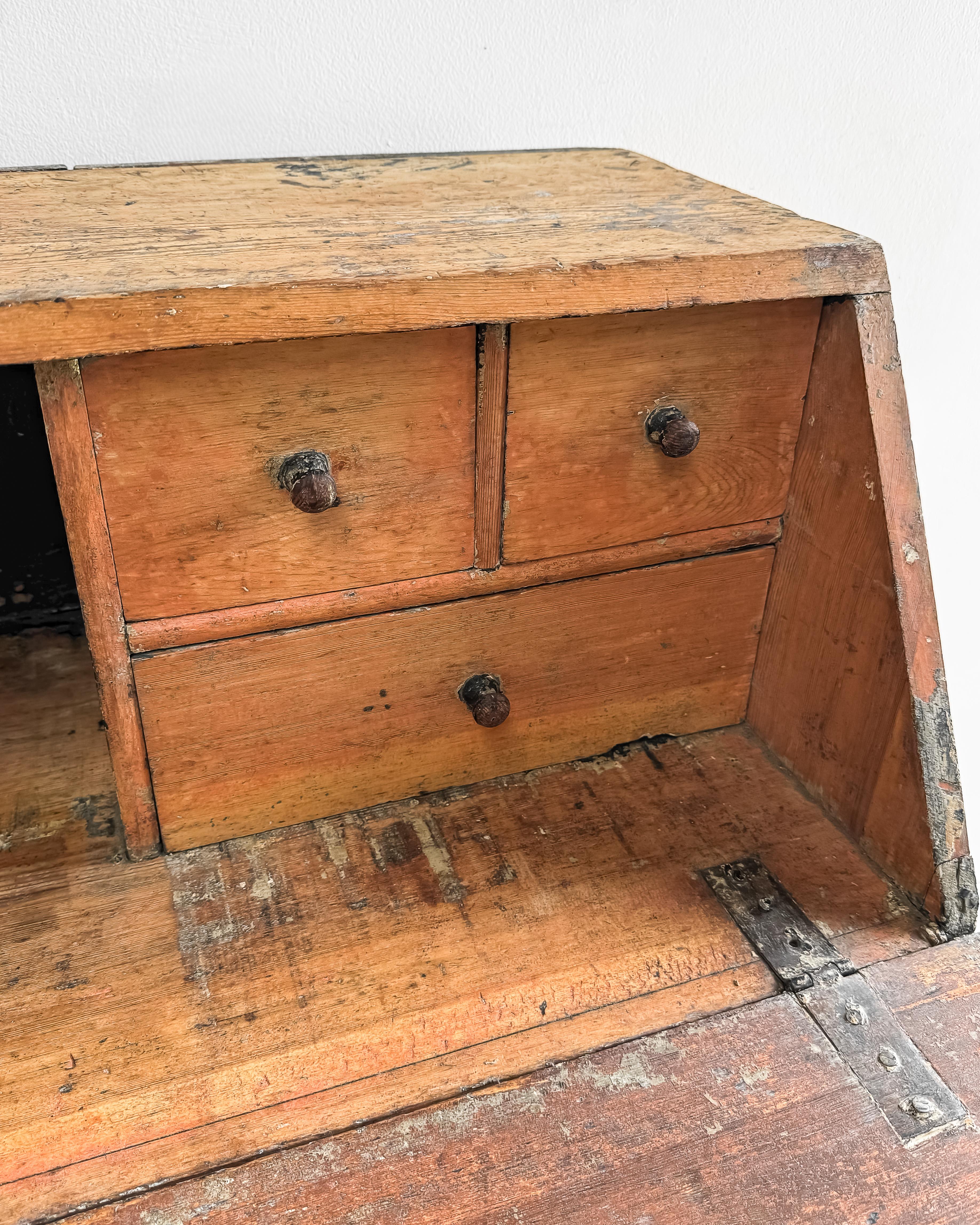 18th Century Swedish Gustavian Writing Bureau In Good Condition In Mckinney, TX