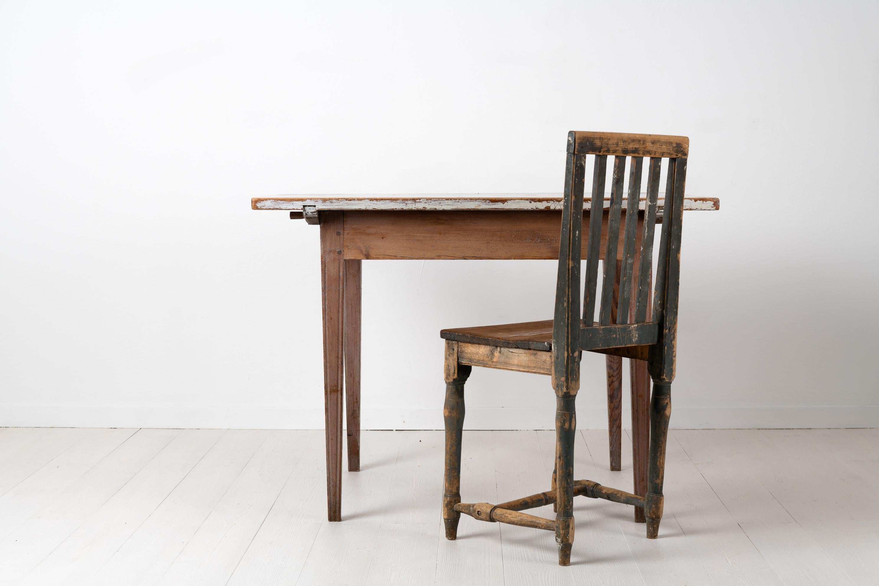 Gustavianischer Tisch aus Nordschweden in unangetastetem Originalzustand. Der Tisch stammt aus der Zeit um 1780-1790 mit dünnen Farbspuren am Gestell und einer weiß lackierten Tischplatte. Gerade, konische Beine mit Kannelierung. Der Tisch ist in