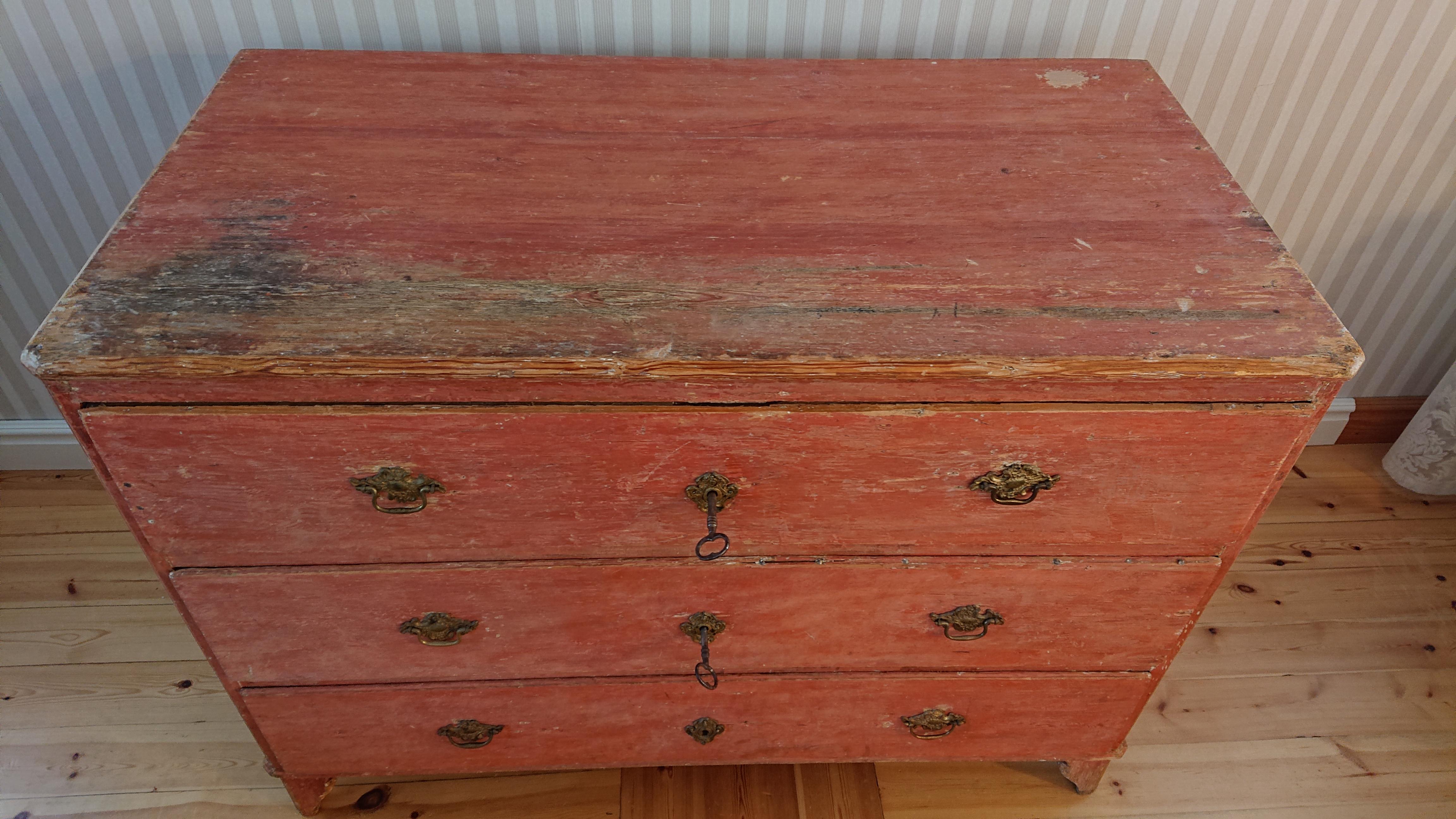 18th century Late Baroque chest of drawers from Piteå Norrbotten, Northern Sweden. 
Carefully hand-scraped to its original color. Fine proportions, nicely shaped legs.
The top drawer has wood repair at the top right.
The middle drawer has wood