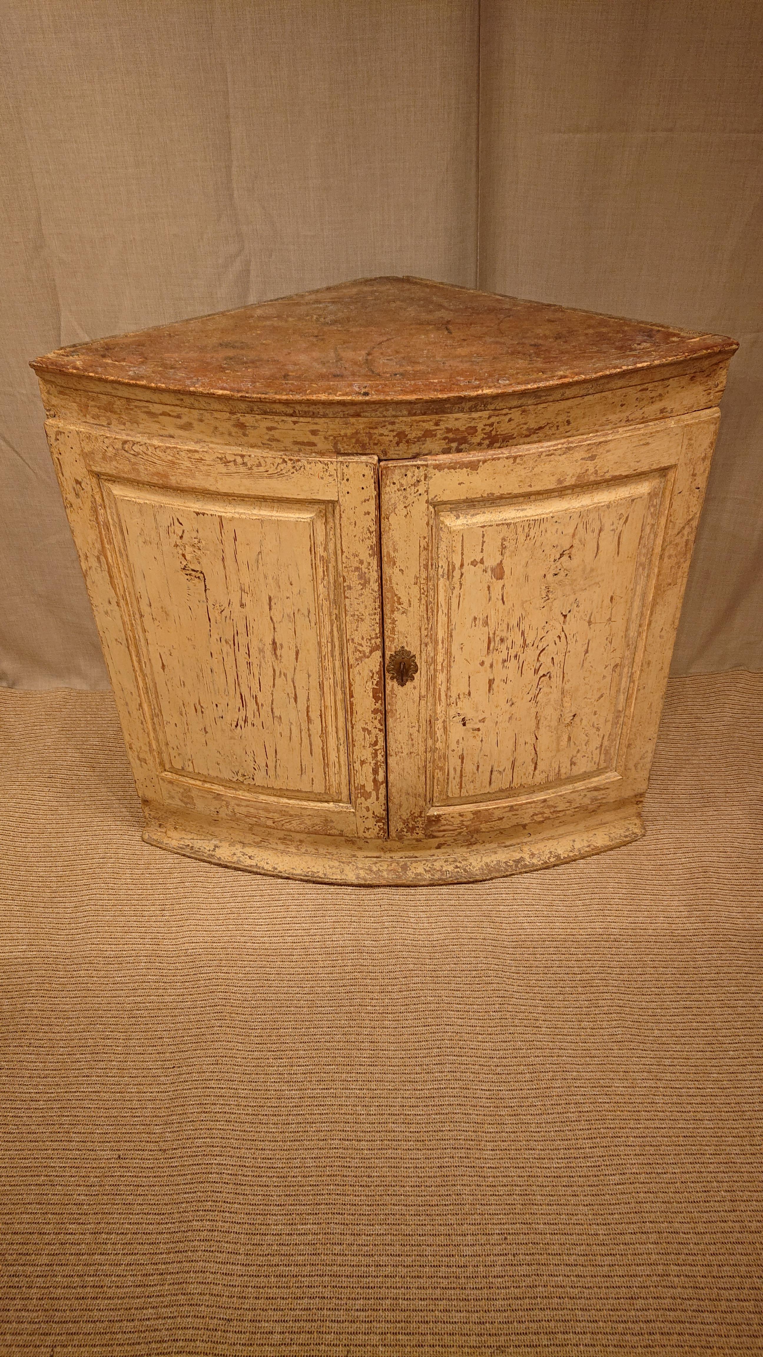 Hand-Crafted 18th Century Swedish Late Baroque Corner Cabinet with Original Paint For Sale