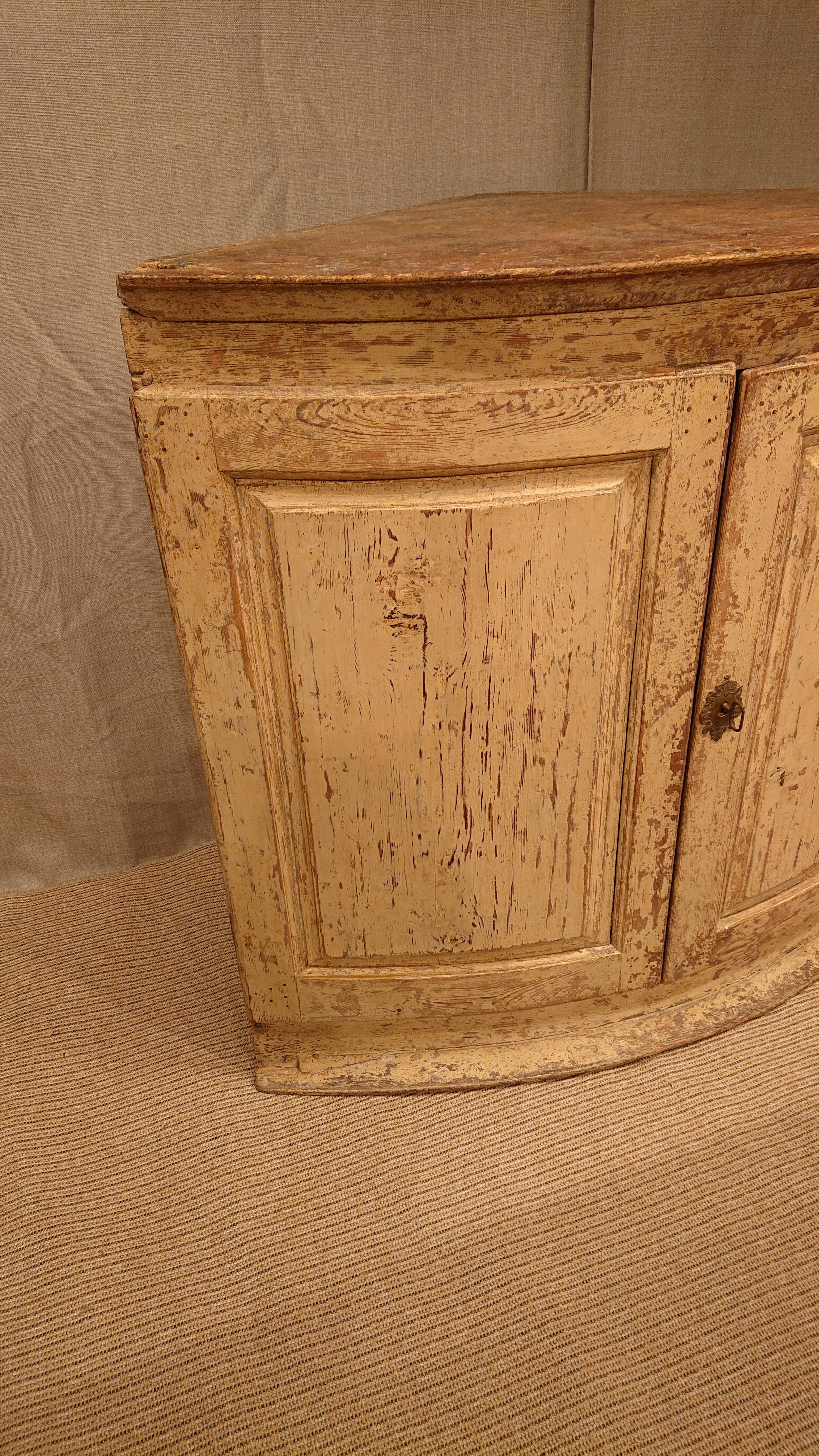 18th Century Swedish Late Baroque Corner Cabinet with Original Paint For Sale 1