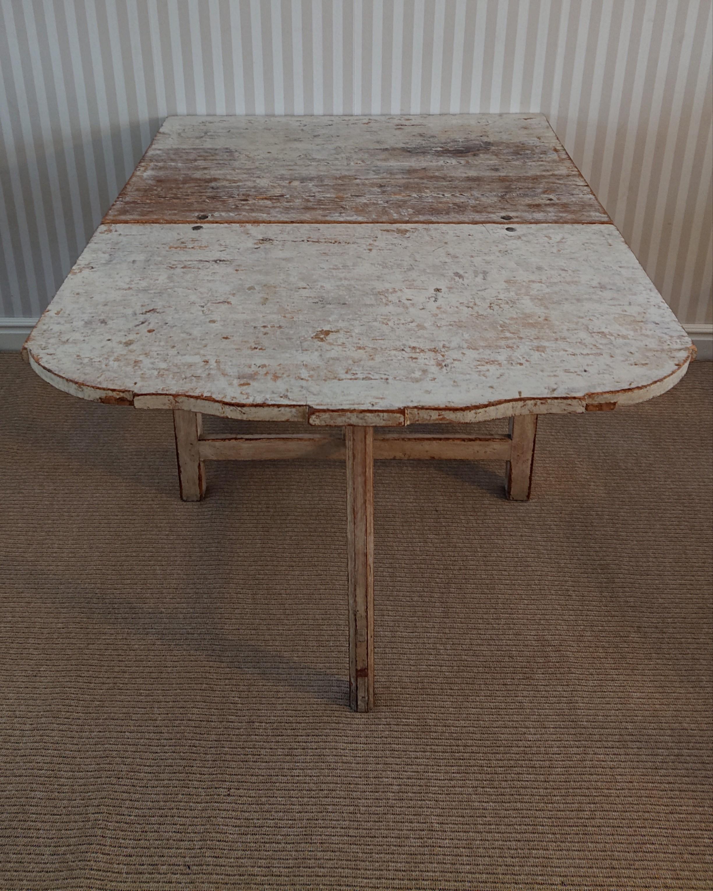 18th Century Swedish Late Baroque Drop Leaf Table with Original Paint For Sale 7