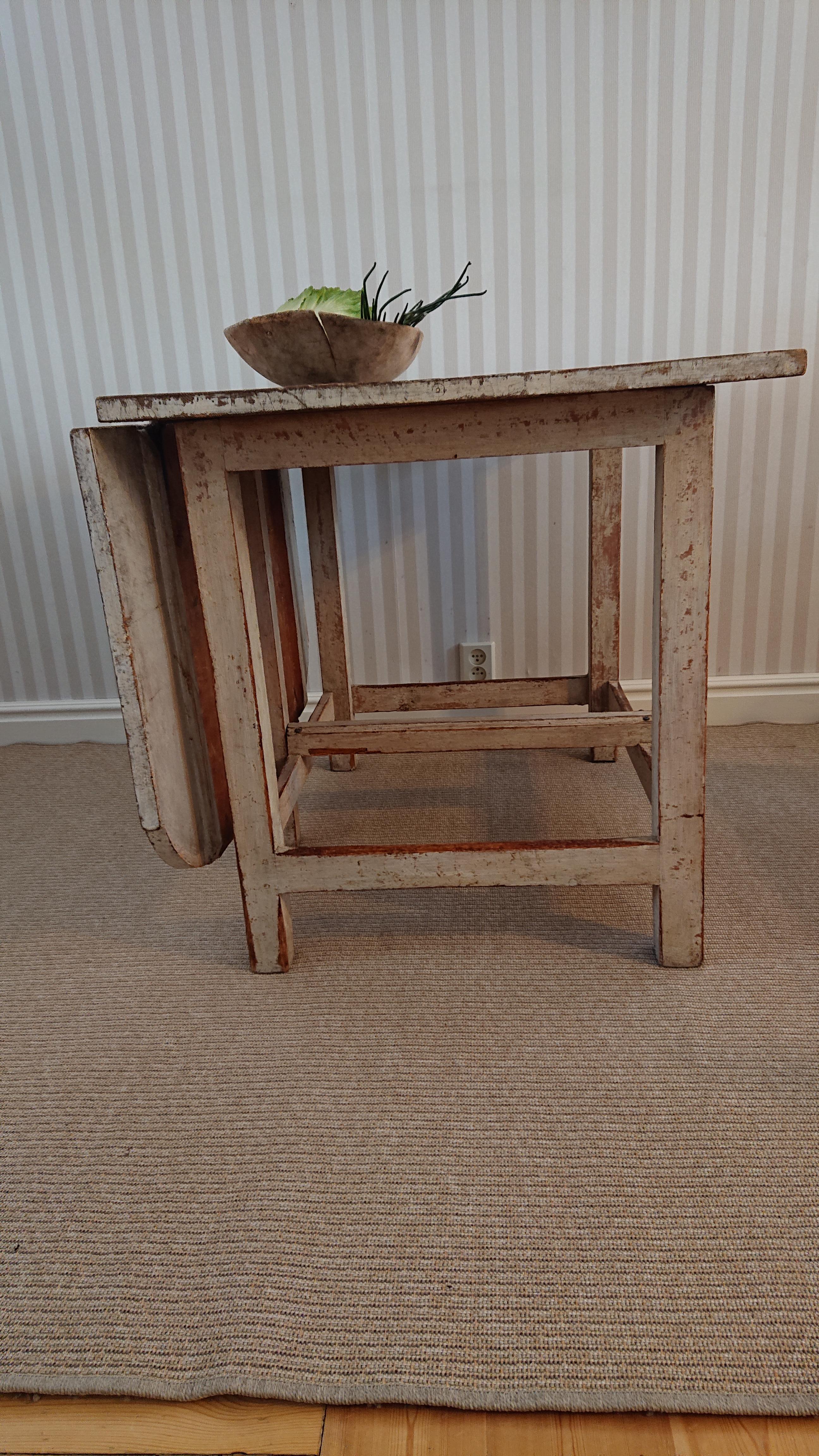 18th Century Swedish Late Baroque Drop Leaf Table with Original Paint For Sale 14