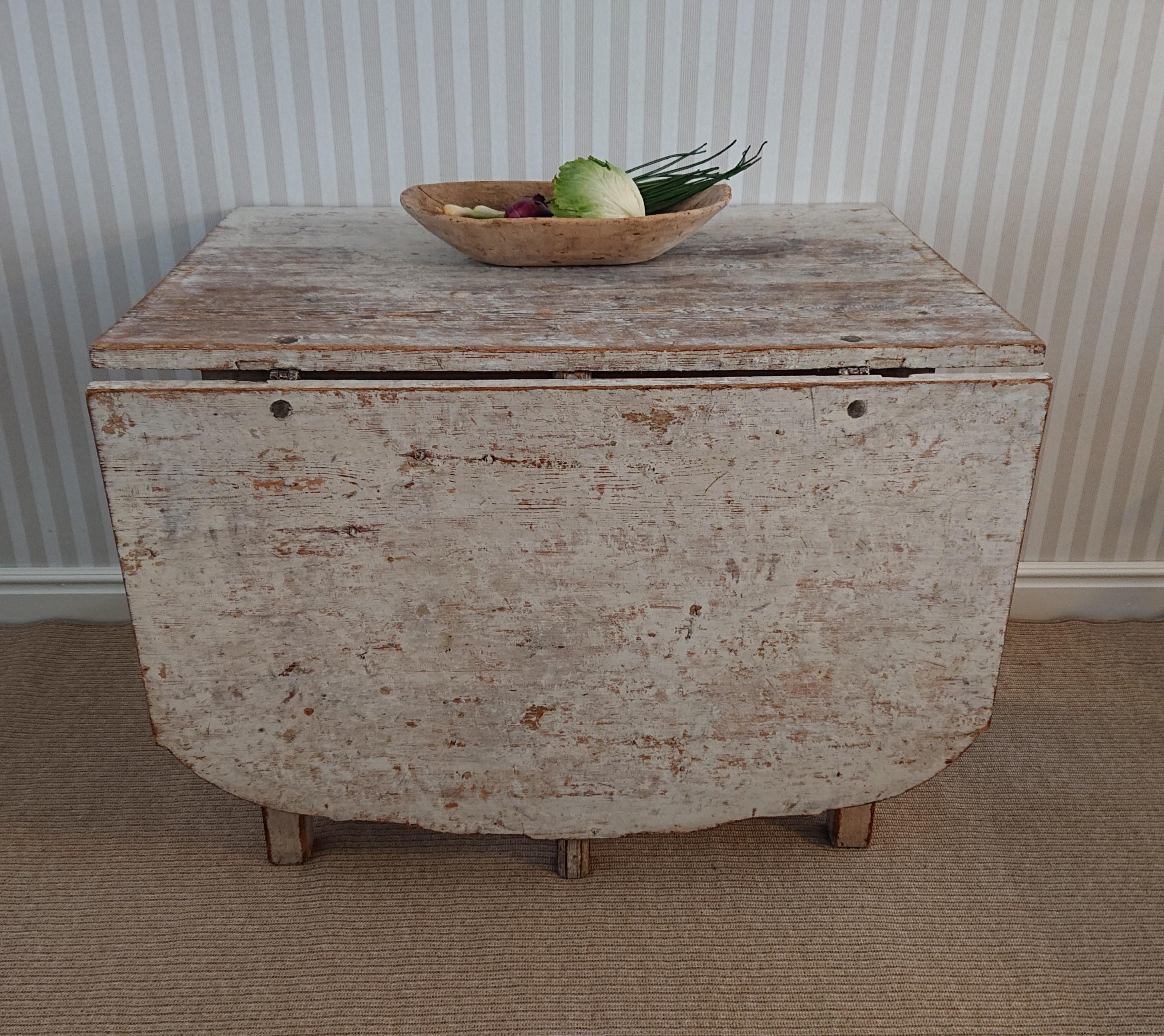 18th century Swedish late baroque drop leaf table from Boden Norrbotten, Northern Sweden.
Fantastic genuine condition.
Wonderful Baroque shape on the front edge of the disc.
Easy to fold the disc if needed.
Scraped by hand to its well preserved