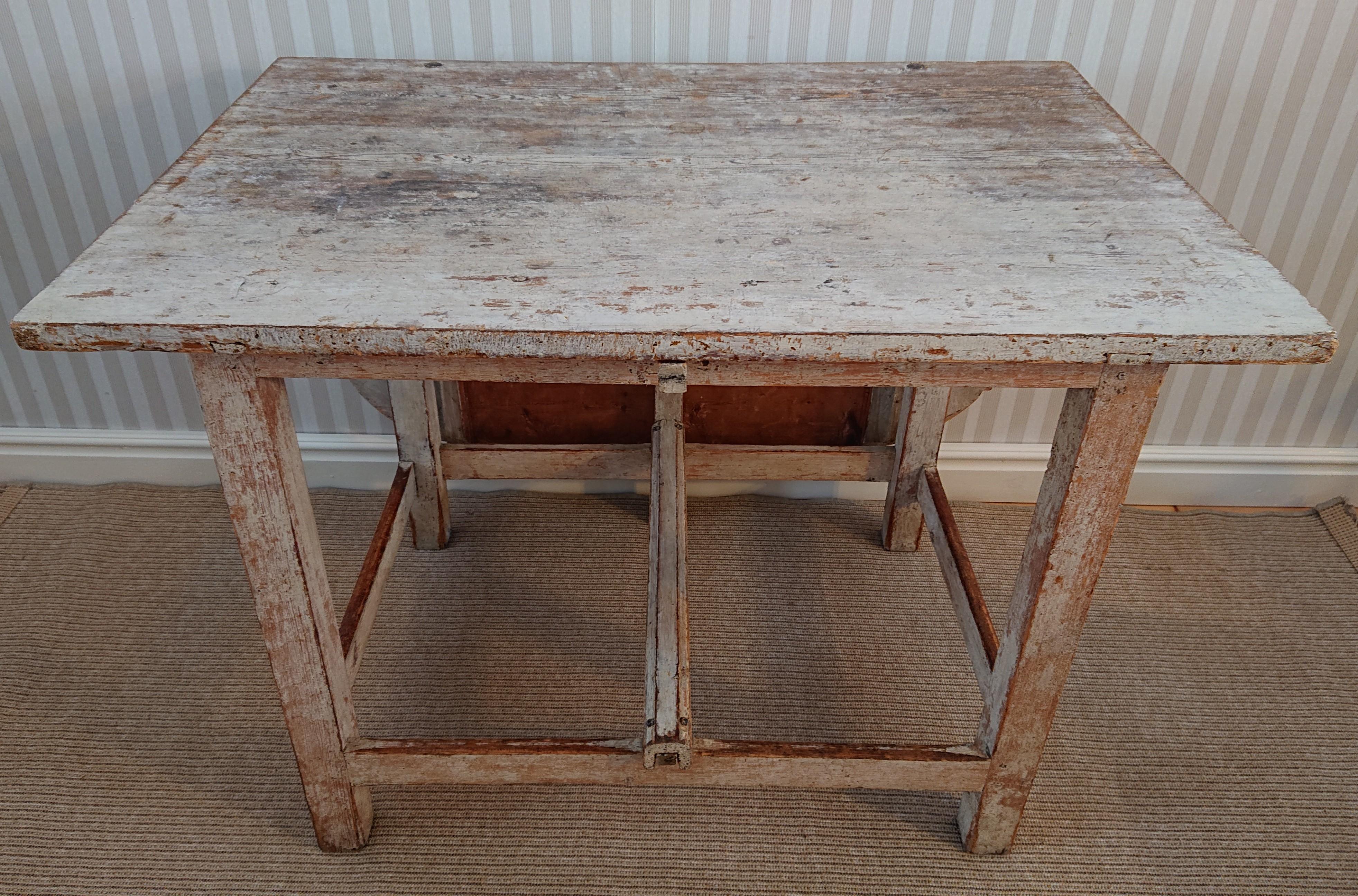 18th Century Swedish Late Baroque Drop Leaf Table with Original Paint For Sale 15