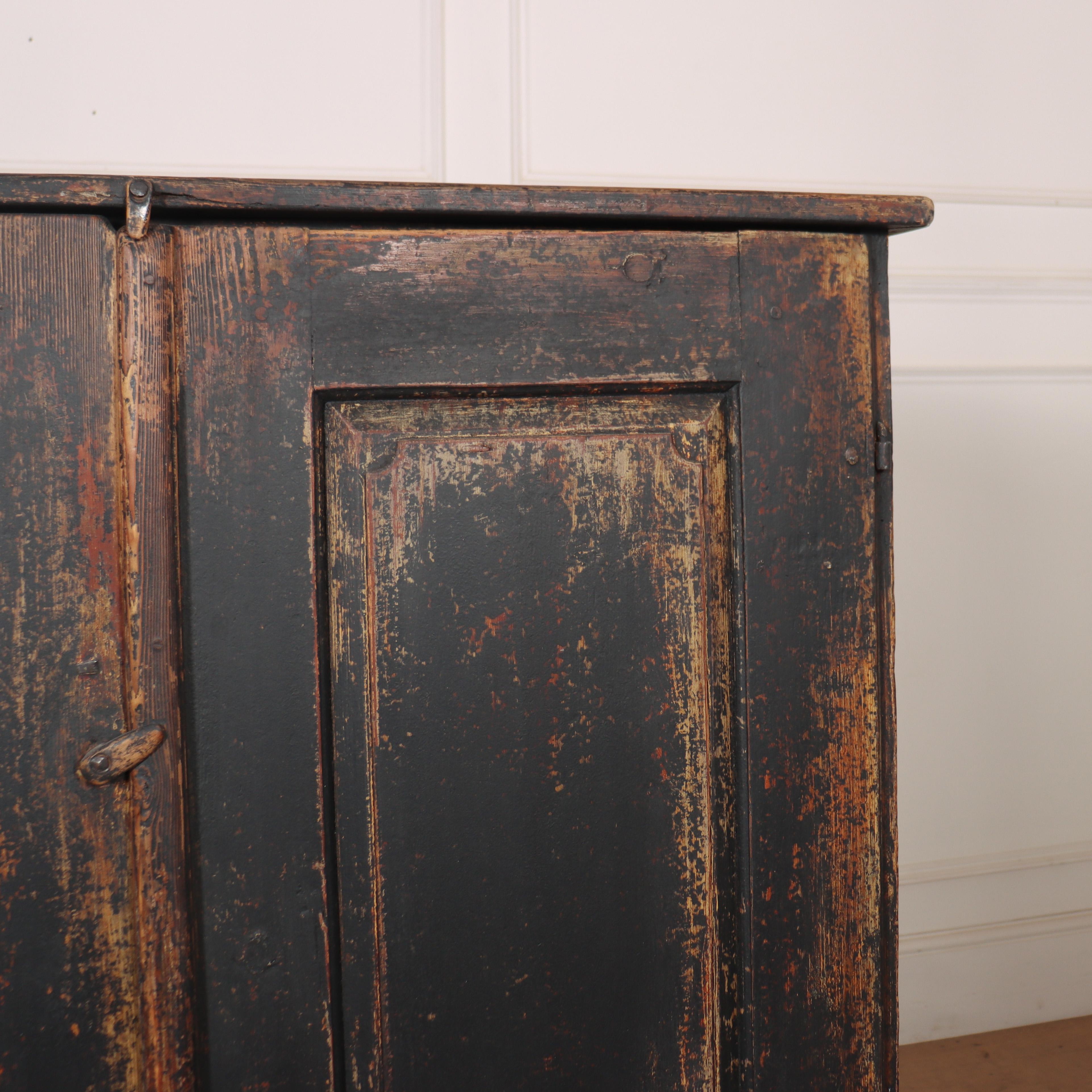 Magnifique armoire à linge suédoise en pin peint à deux portes du C.I.C.. 1780.

Référence : 7968

Dimensions
41 pouces (104 cm) de large
20 pouces (51 cms) de profondeur
43.5 pouces (110 cm) de haut