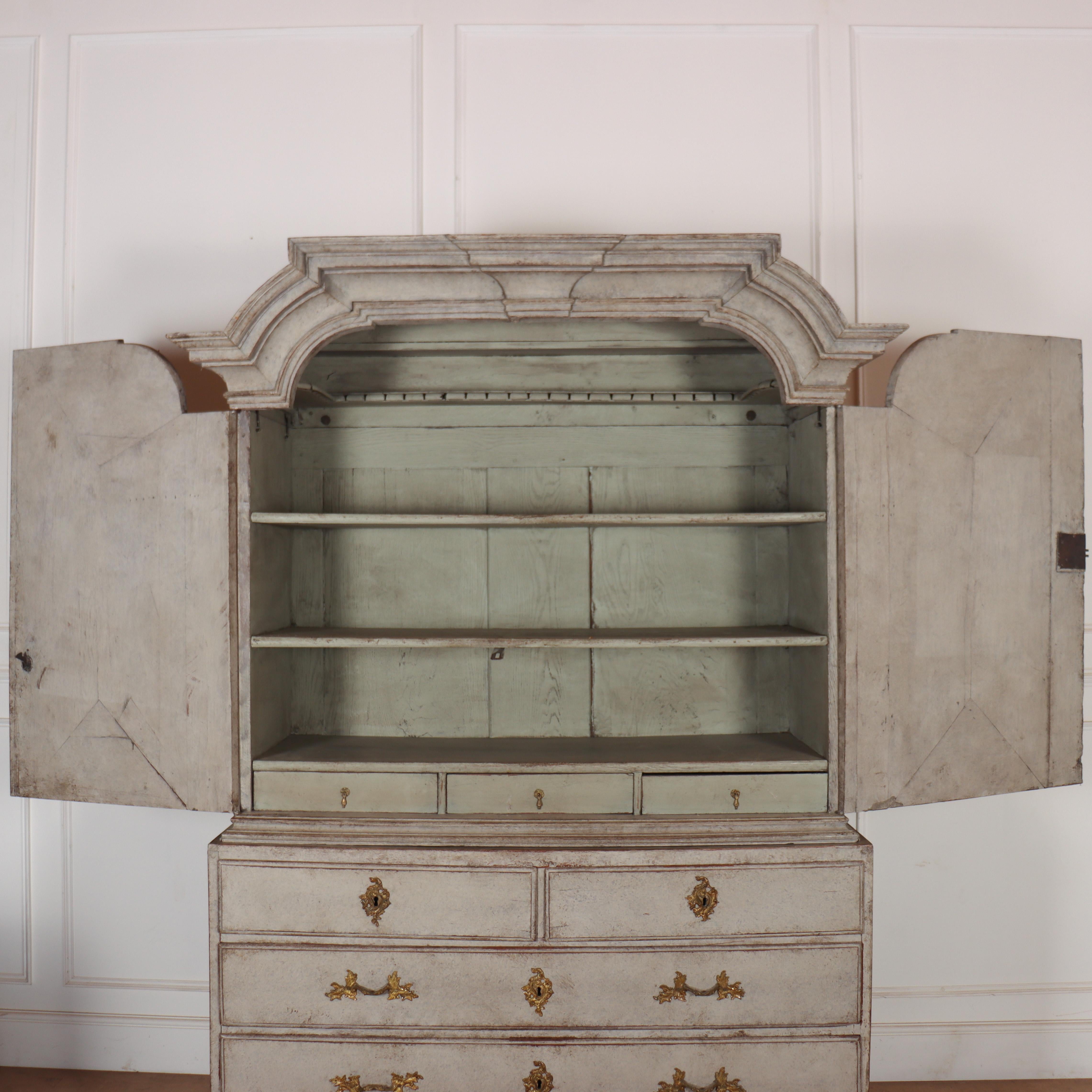 18th Century Swedish Linen Cupboard For Sale 1
