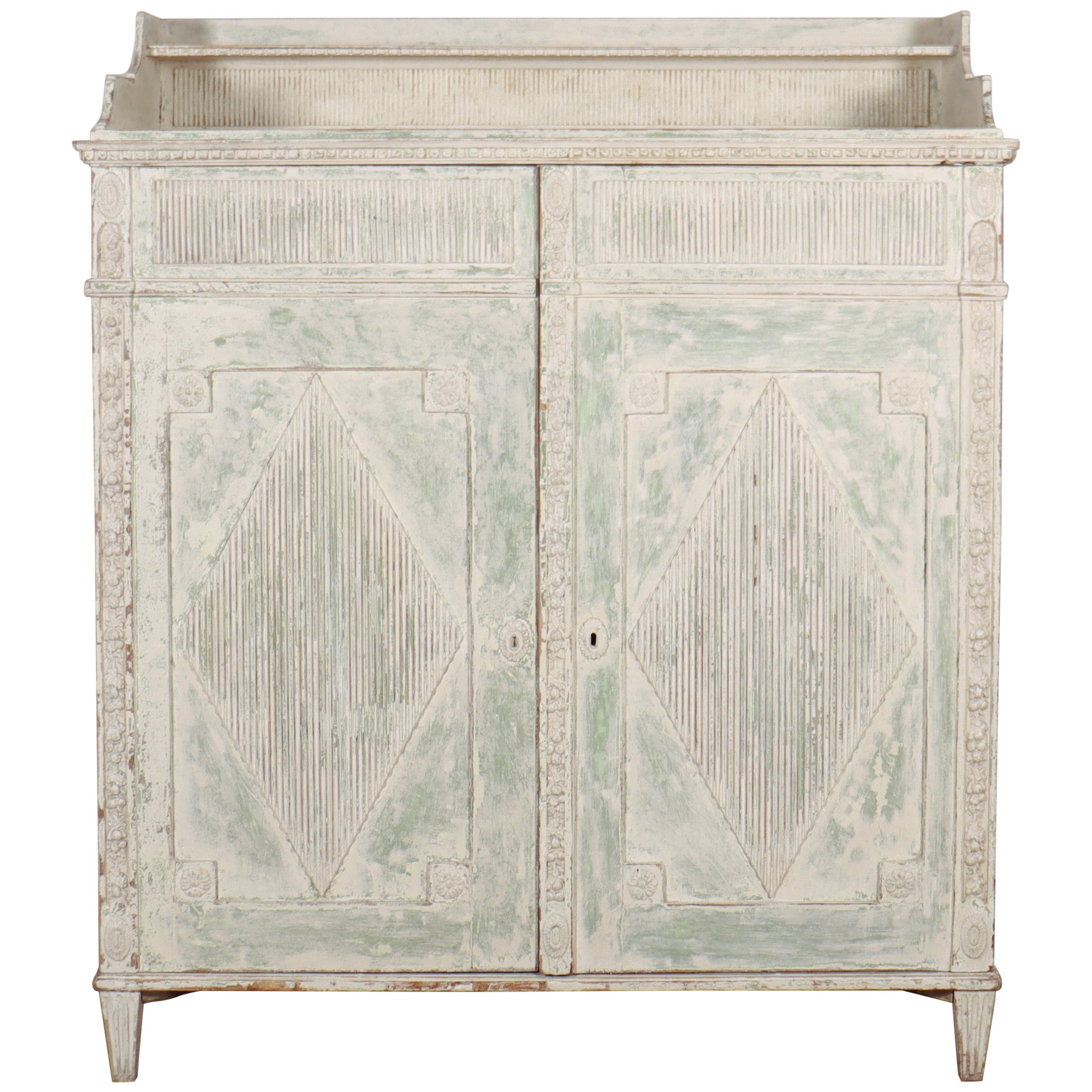Armoire à linge suédoise du 18e siècle