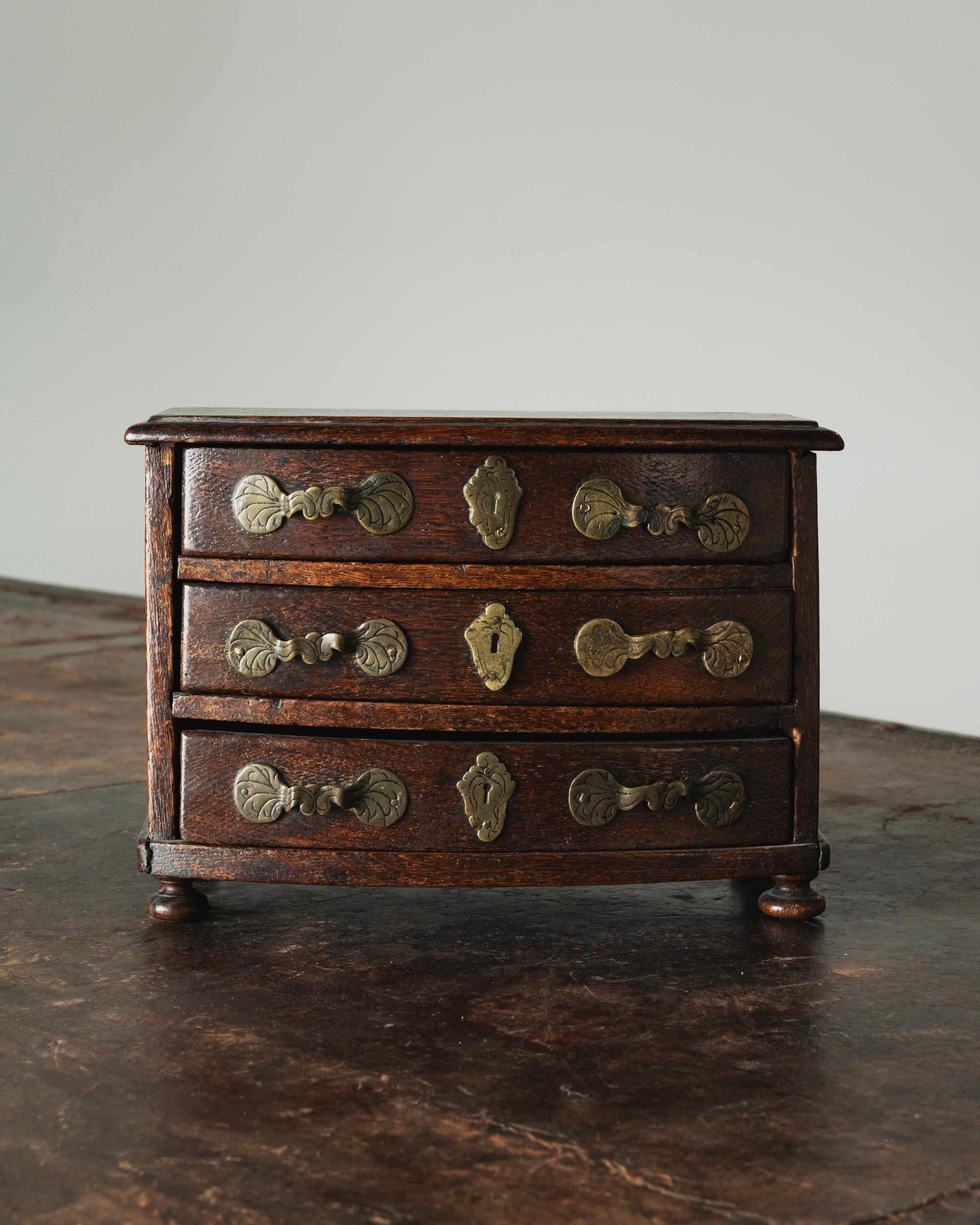 Bonne boîte à bijoux / commode baroque miniature suédoise du 18e siècle dans sa finition d'origine avec une bonne patine. ca 1750 Suède.  