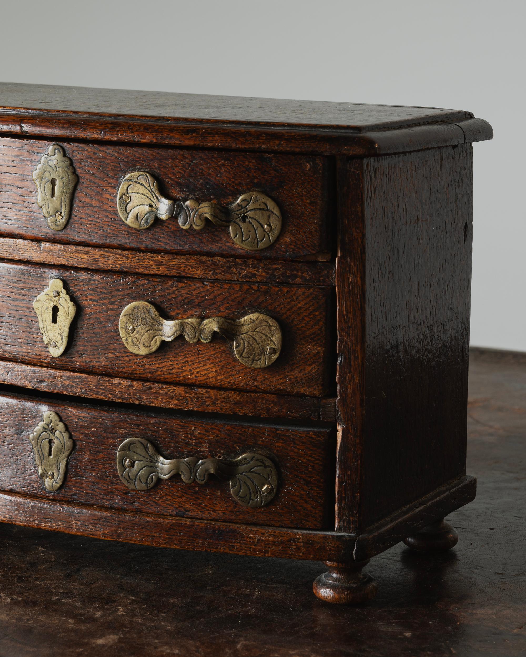 18th Century Swedish Miniature Baroque Chest of Drawers In Good Condition For Sale In Mjöhult, SE