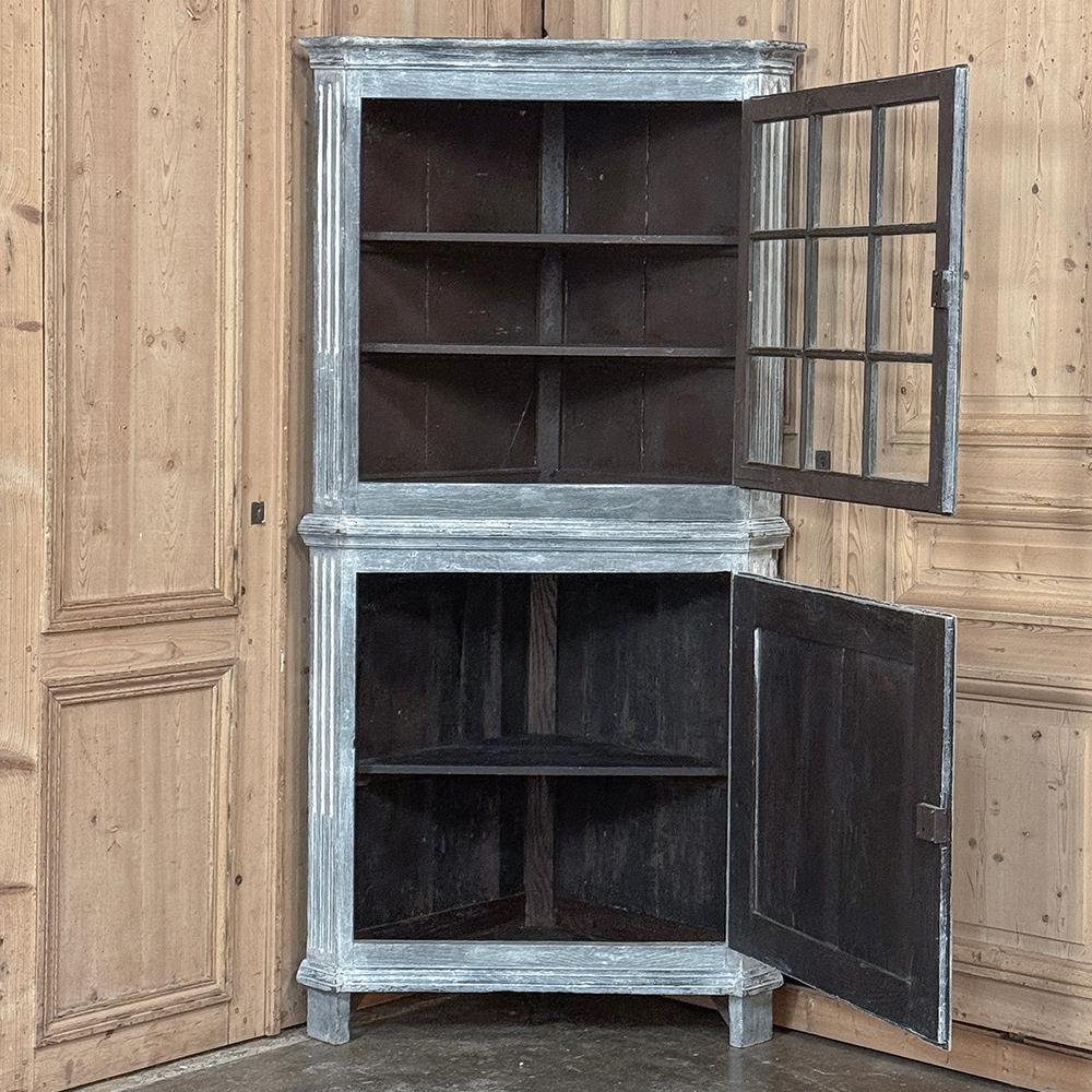 18th Century Swedish Neoclassical Painted Corner Vitrine ~ Curio Cabinet For Sale 5